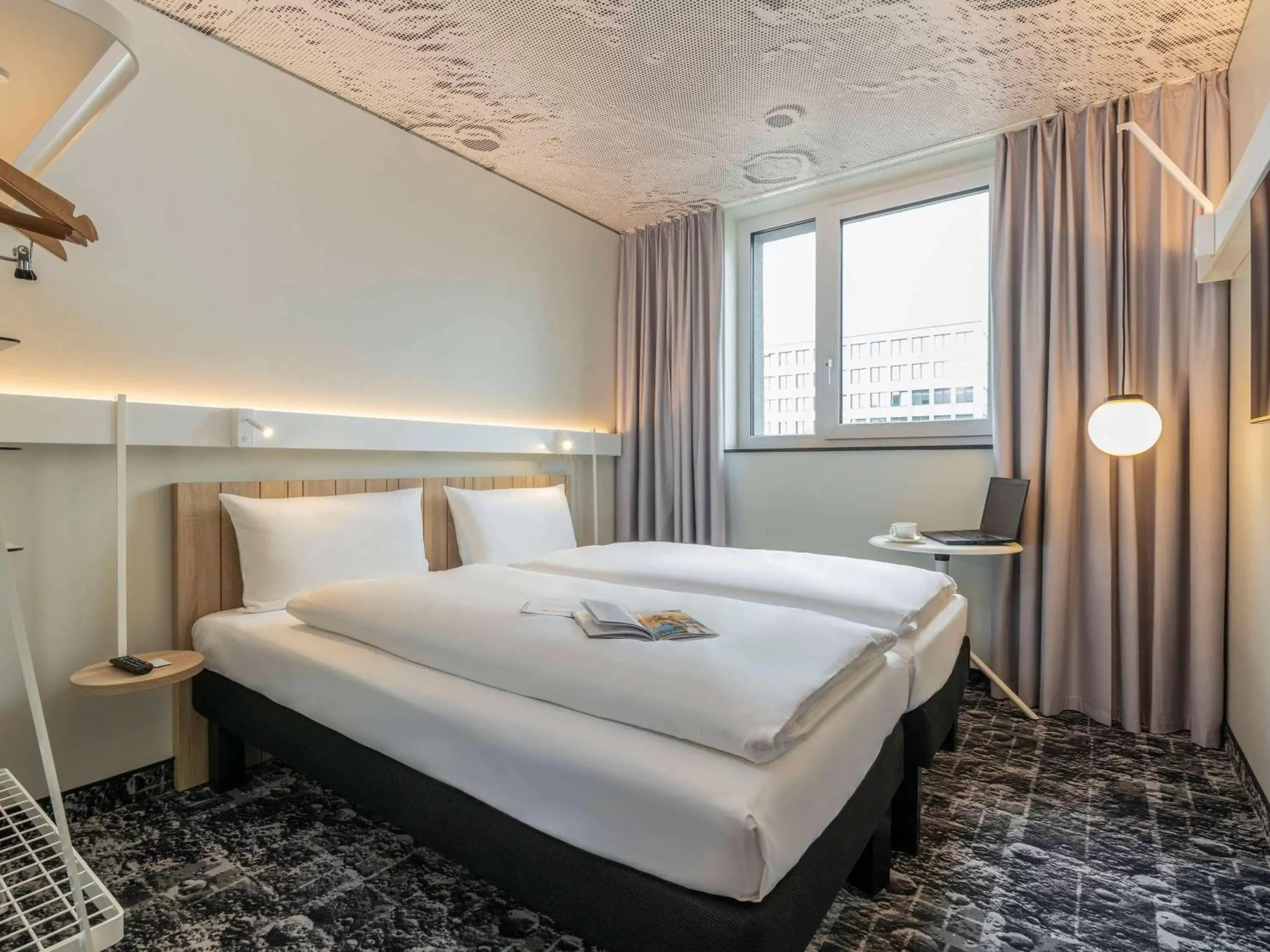 Photo of the whole room, Bed in ibis Duesseldorf Airport