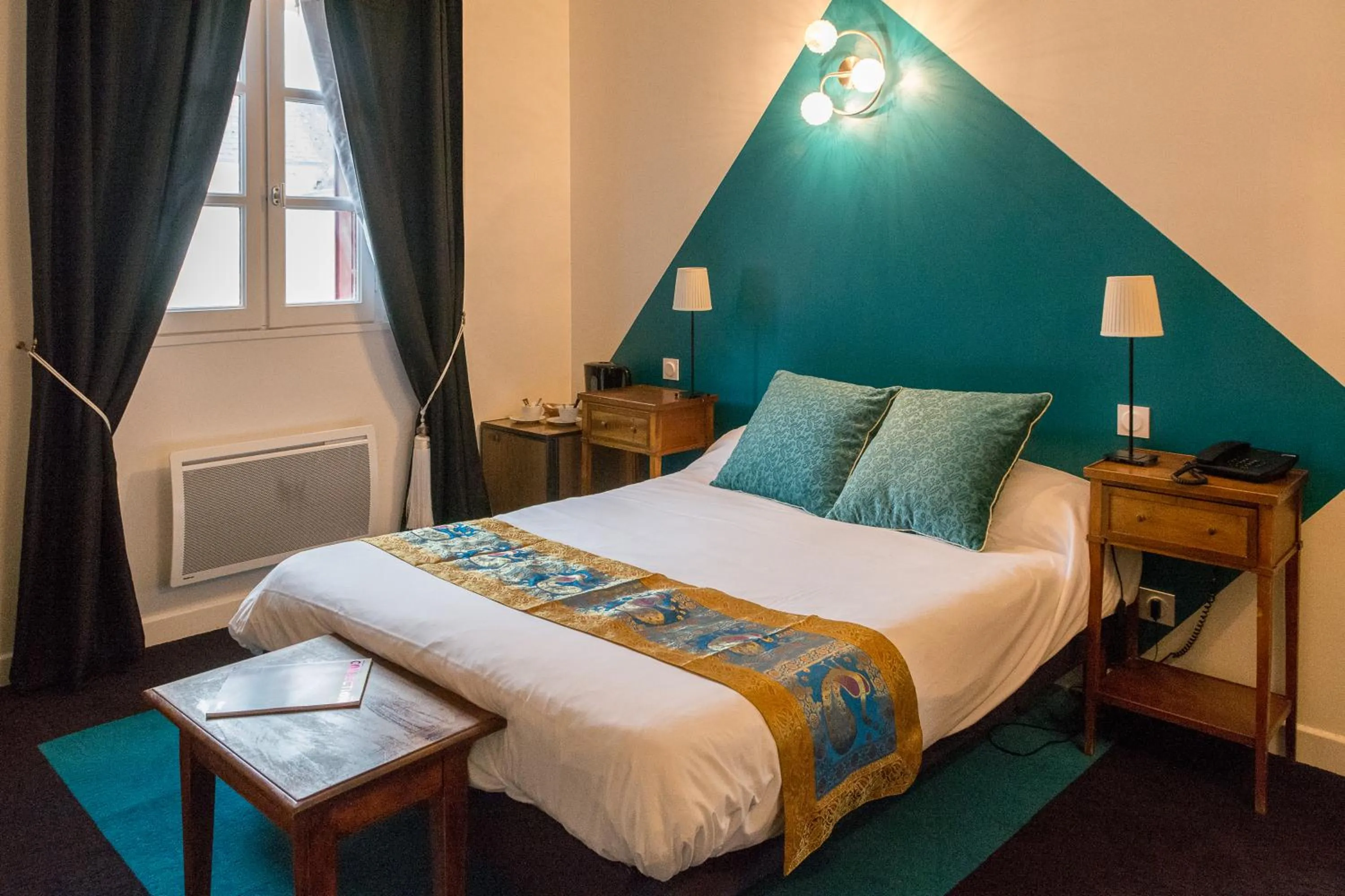 Bed in HOTEL LA COGNETTE A 25 Kilomètres de Châteauroux et 30 Kilomètres de Bourges