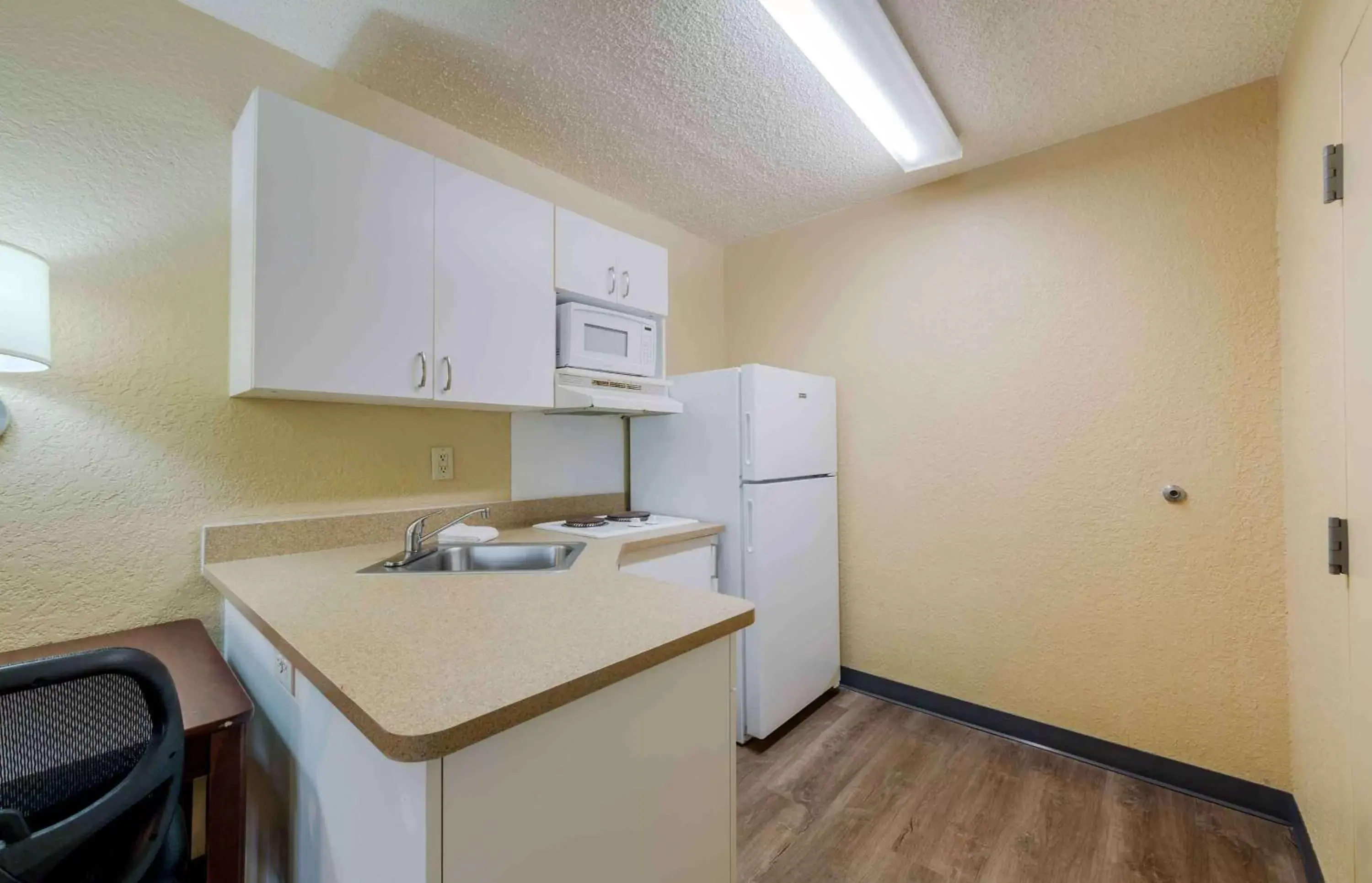 Bedroom, Kitchen/Kitchenette in Extended Stay America Suites - Fort Lauderdale - Cypress Creek - Andrews Ave