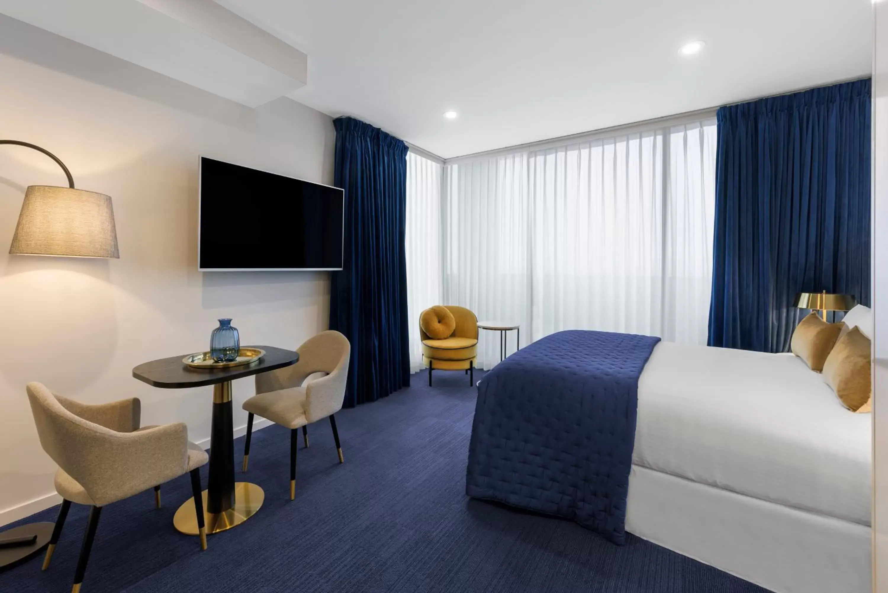 Bed, TV/Entertainment Center in The Jazz Corner Hotel Melbourne