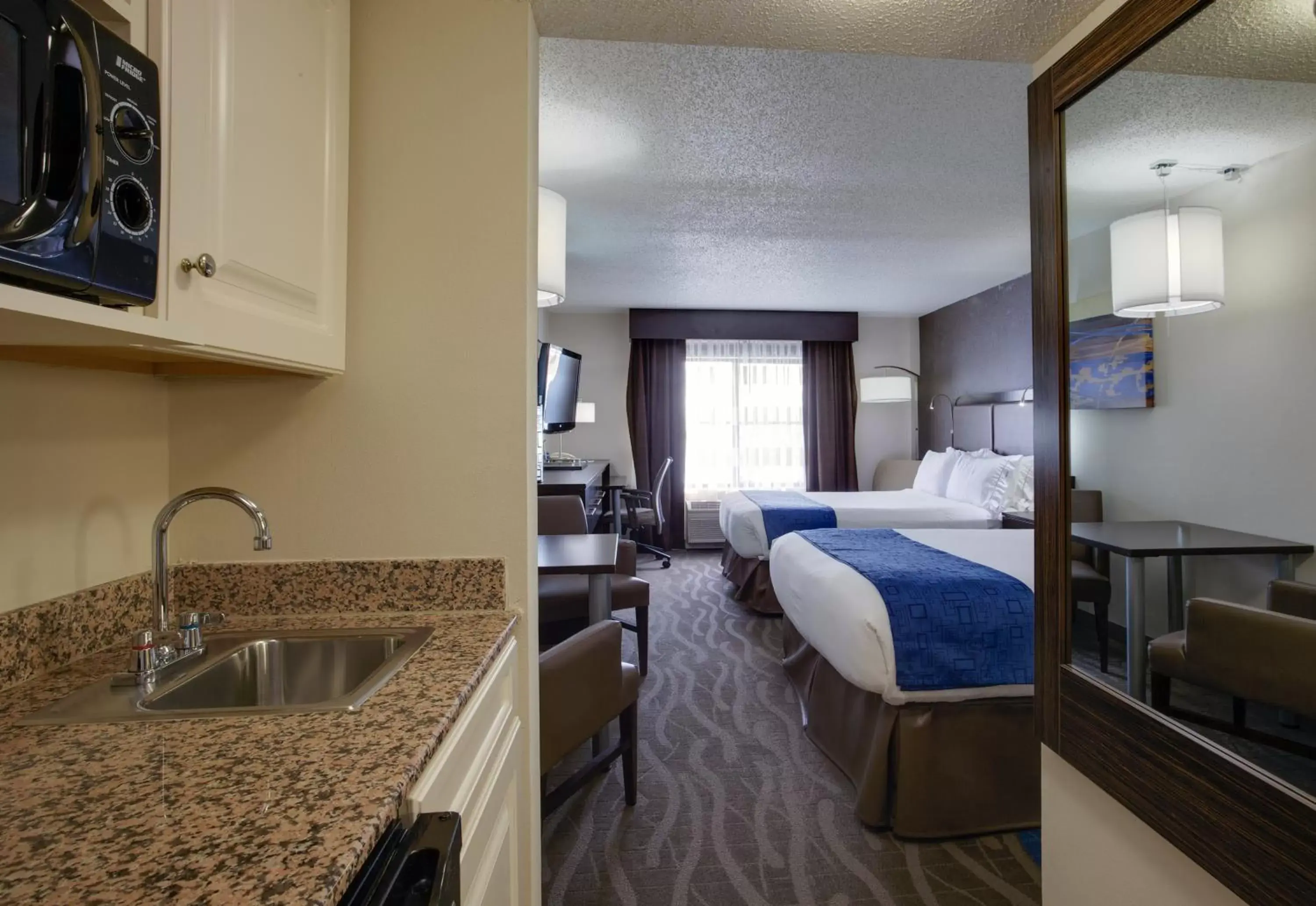 Photo of the whole room, Kitchen/Kitchenette in Holiday Inn Express Hotel & Suites Meadowlands Area, an IHG Hotel