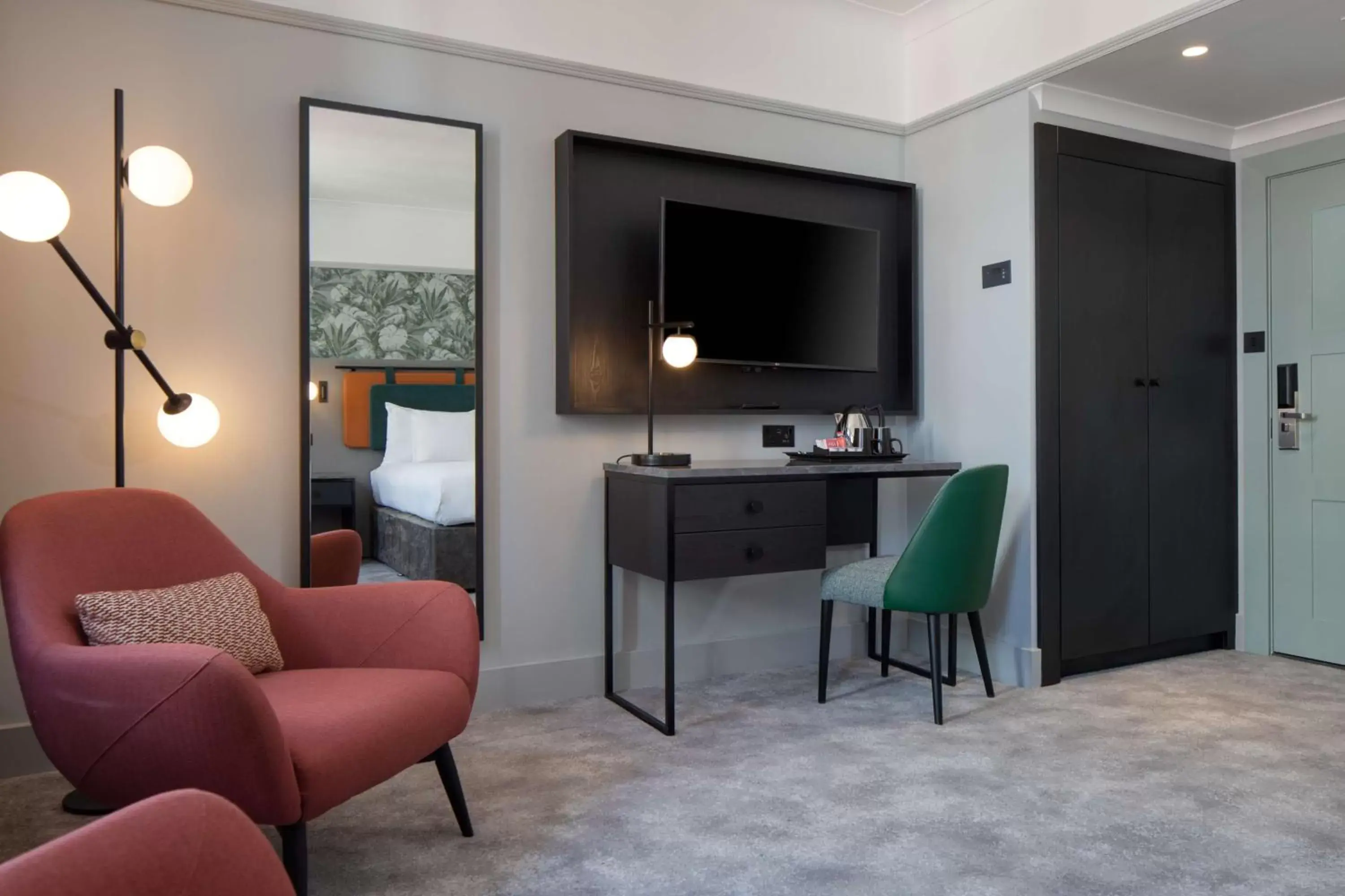 Bedroom, TV/Entertainment Center in DoubleTree By Hilton Brighton Metropole