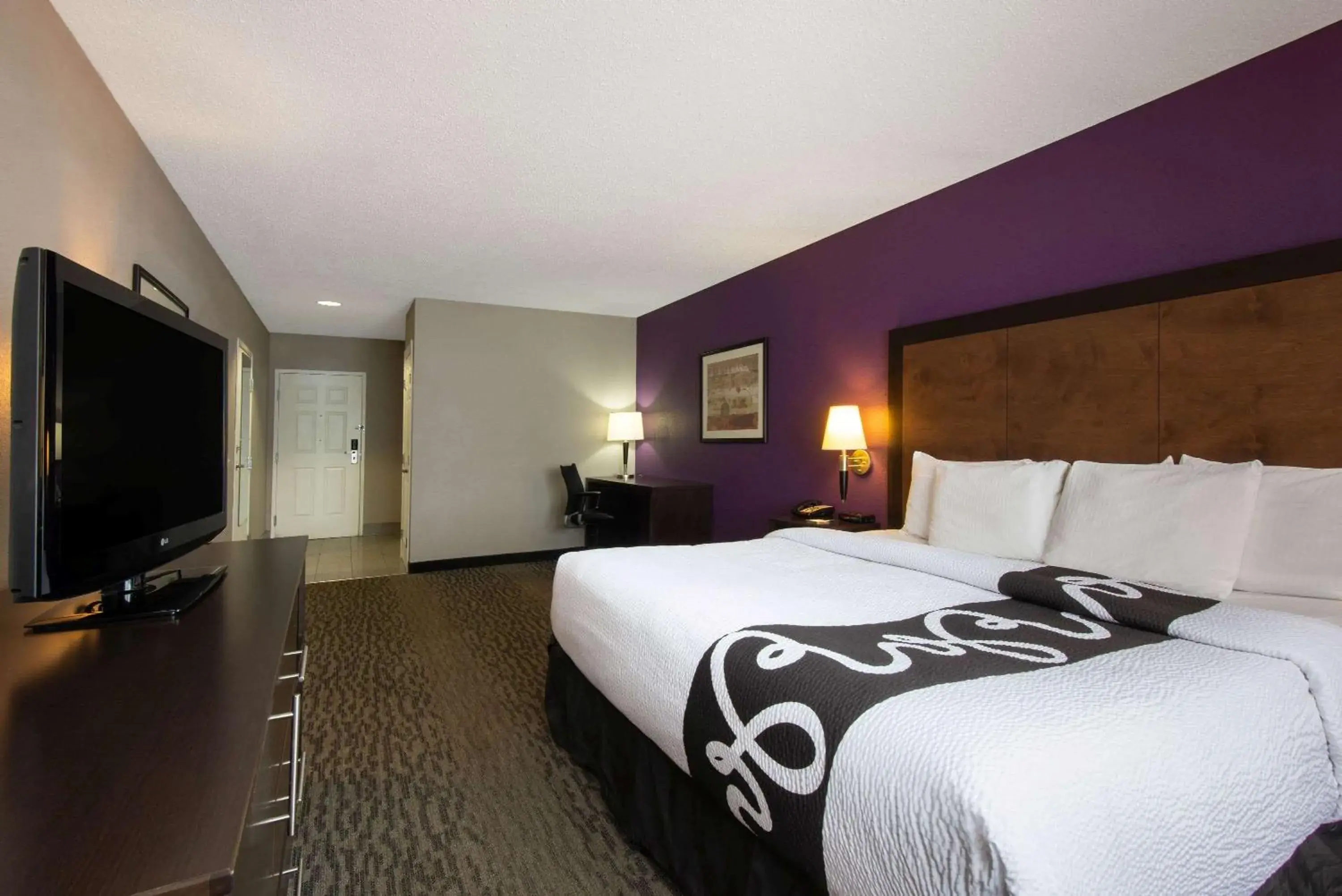 Photo of the whole room, Bed in La Quinta Inn & Suites by Wyndham Erie