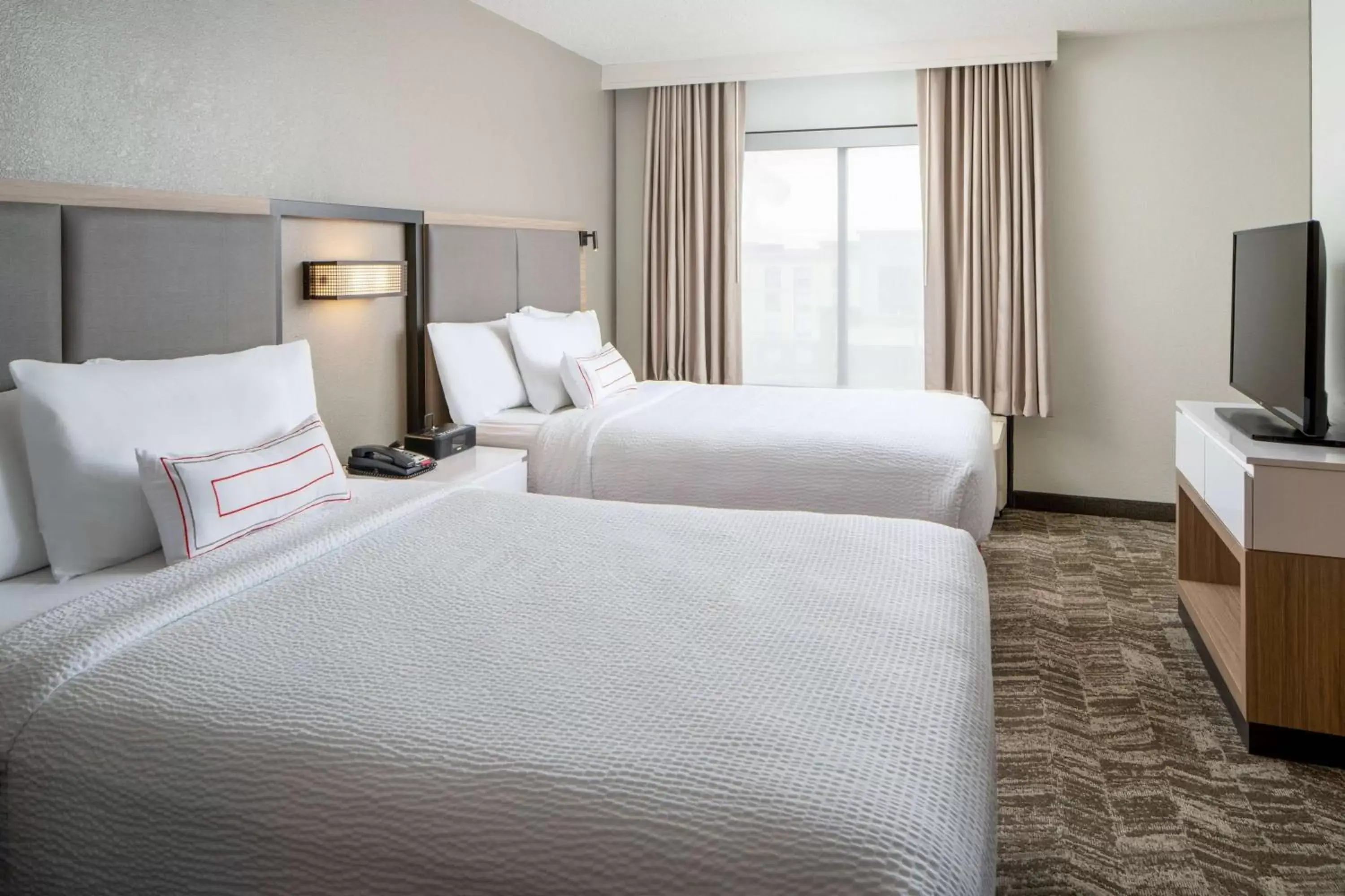 Photo of the whole room, Bed in Sonesta Select Nashville Airport Suites