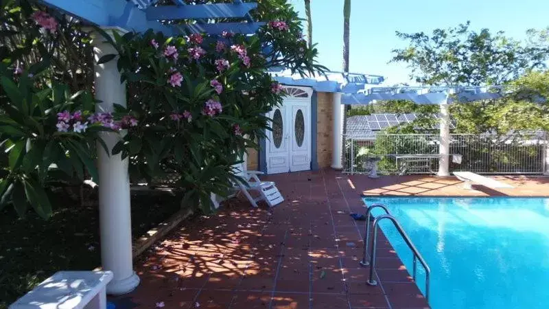 Swimming Pool in Melville House Bed and Breakfast