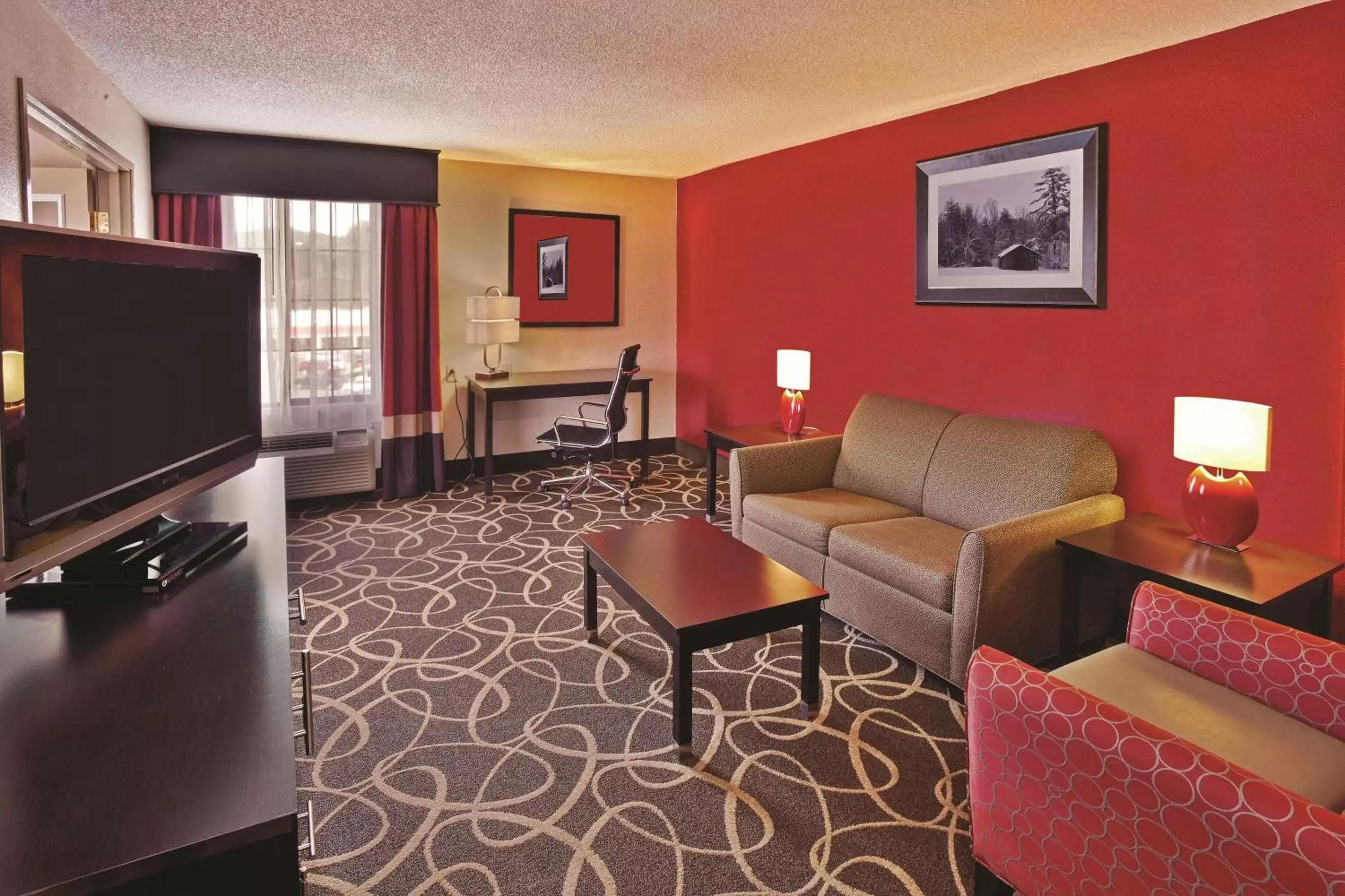 Photo of the whole room, Seating Area in La Quinta Inn & Suites - New River Gorge National Park