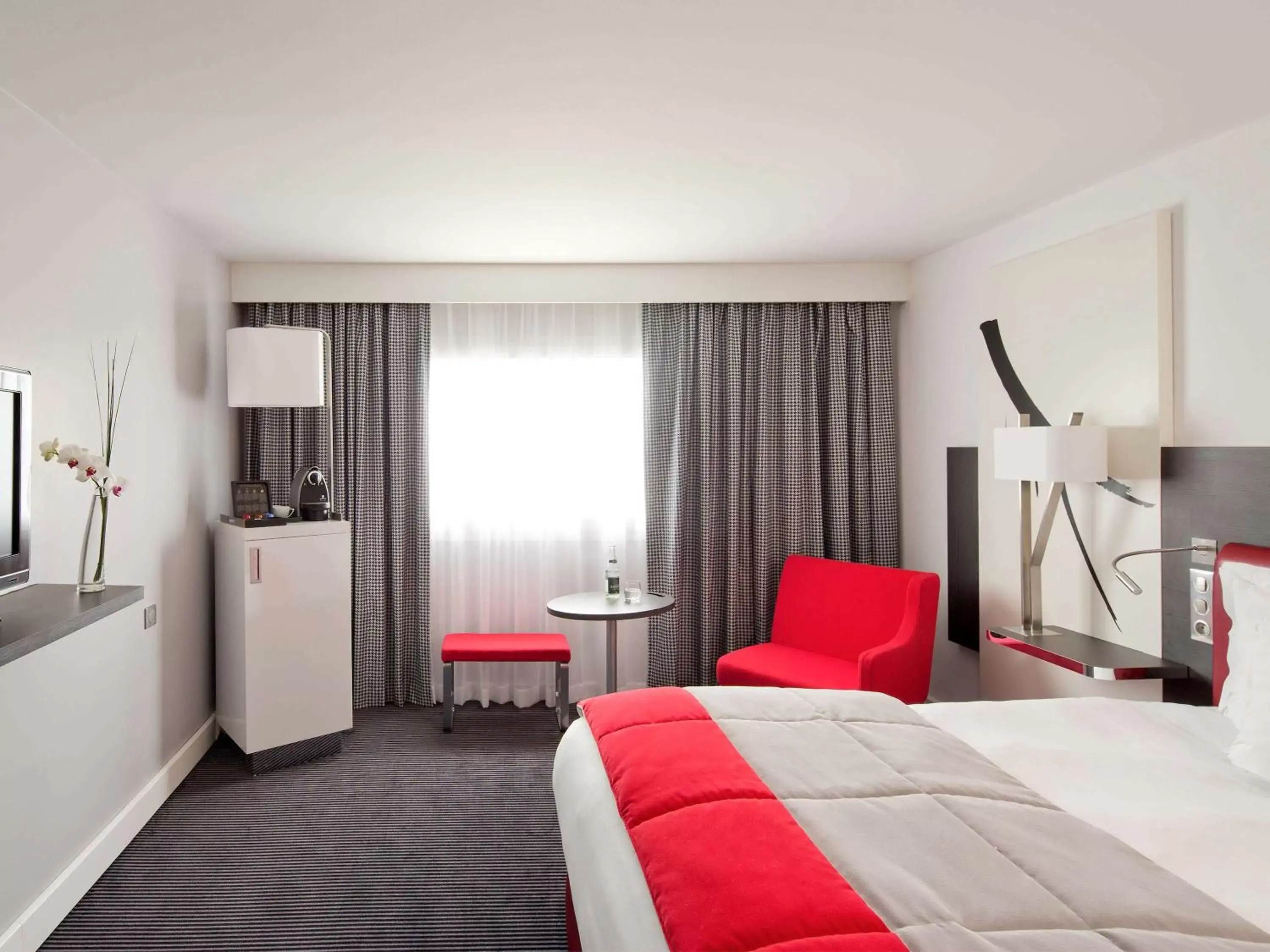 Photo of the whole room, Bed in Mercure Paris CDG Airport & Convention