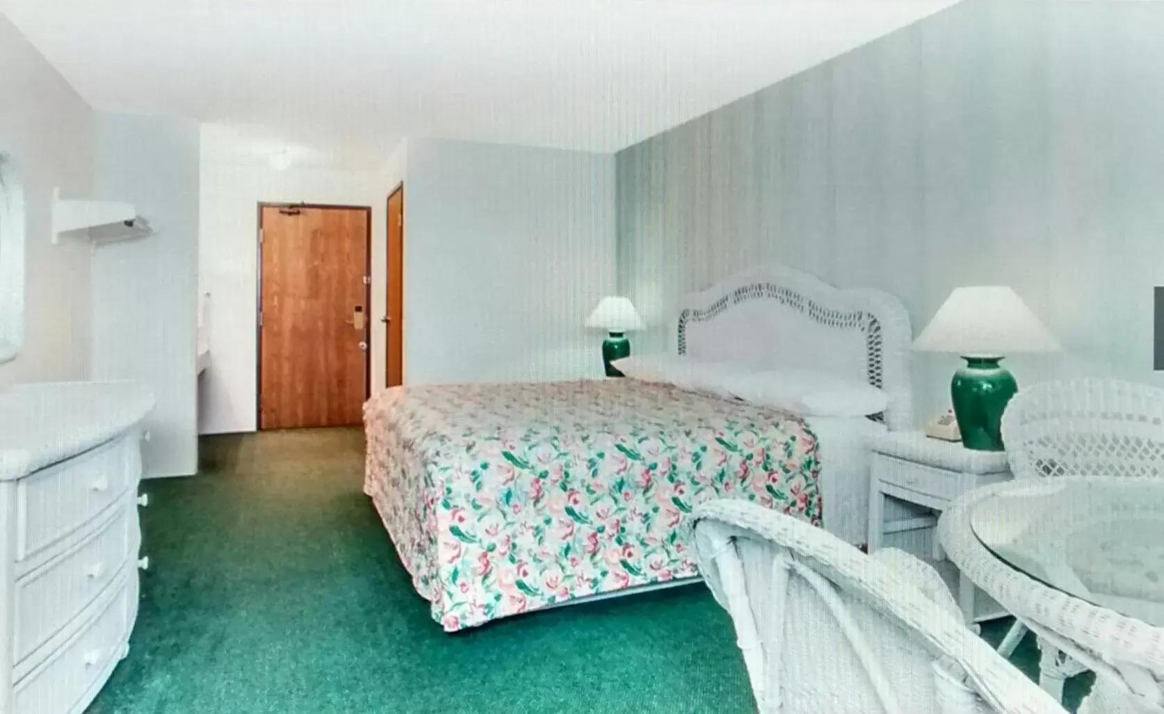 Photo of the whole room, Bed in Super 8 by Wyndham Reedsburg