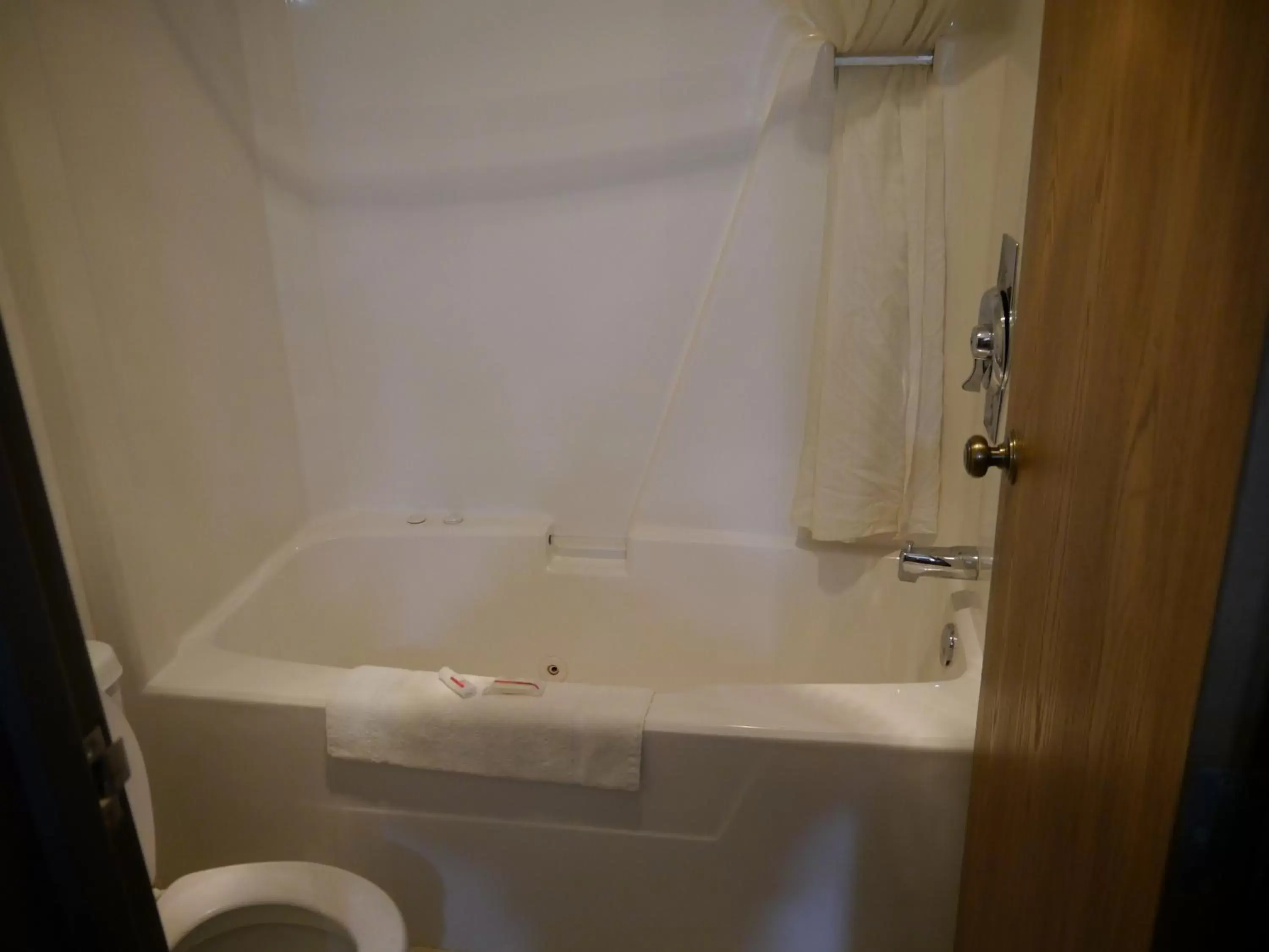 Hot Tub, Bathroom in Westwood Inn & Suites - Kimball