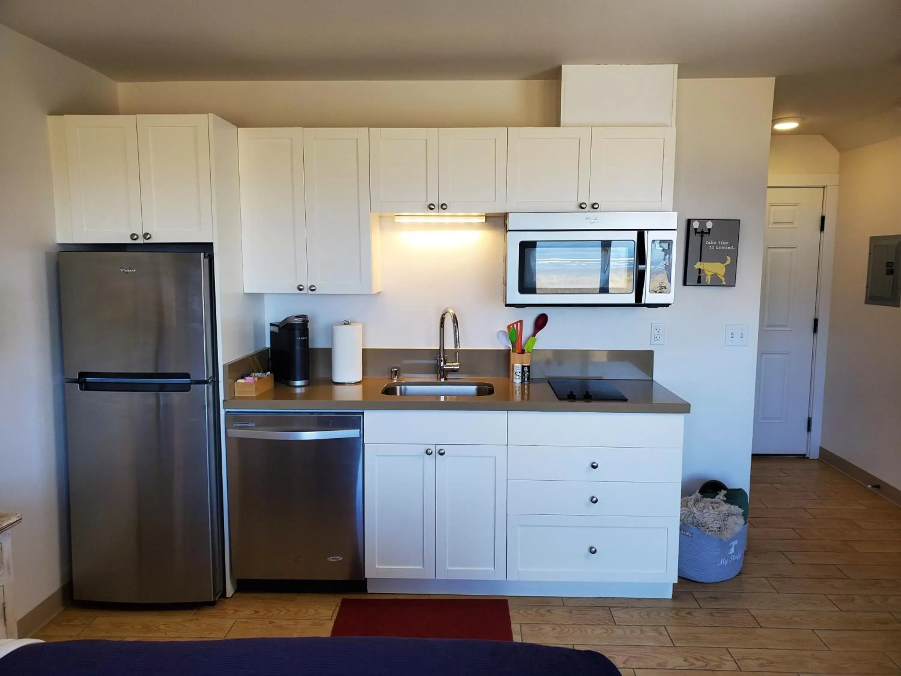 Coffee/tea facilities, Kitchen/Kitchenette in Moonstone Beach Motel