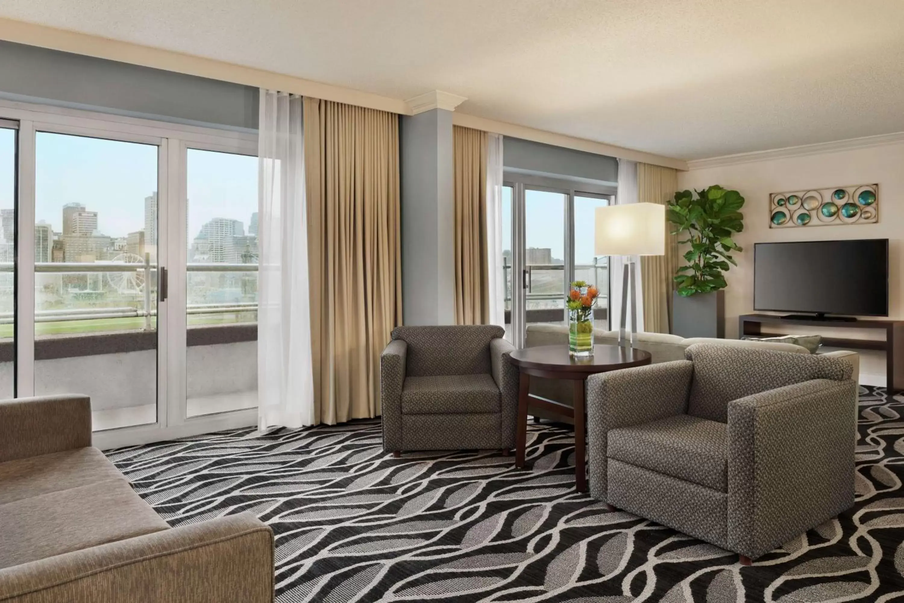 Bedroom, Seating Area in Embassy Suites Cincinnati - RiverCenter