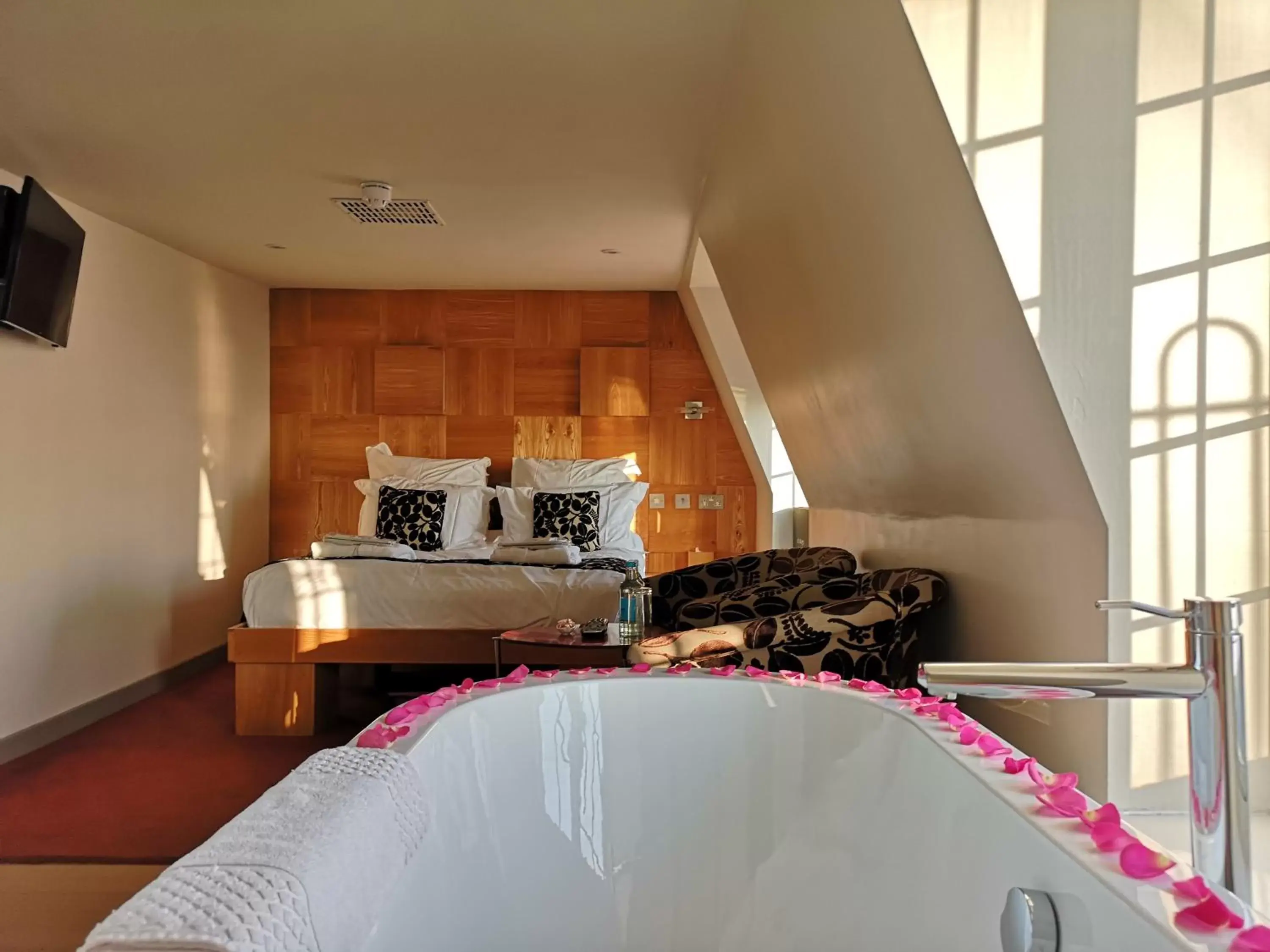 Bedroom, Kitchen/Kitchenette in Drakes Hotel