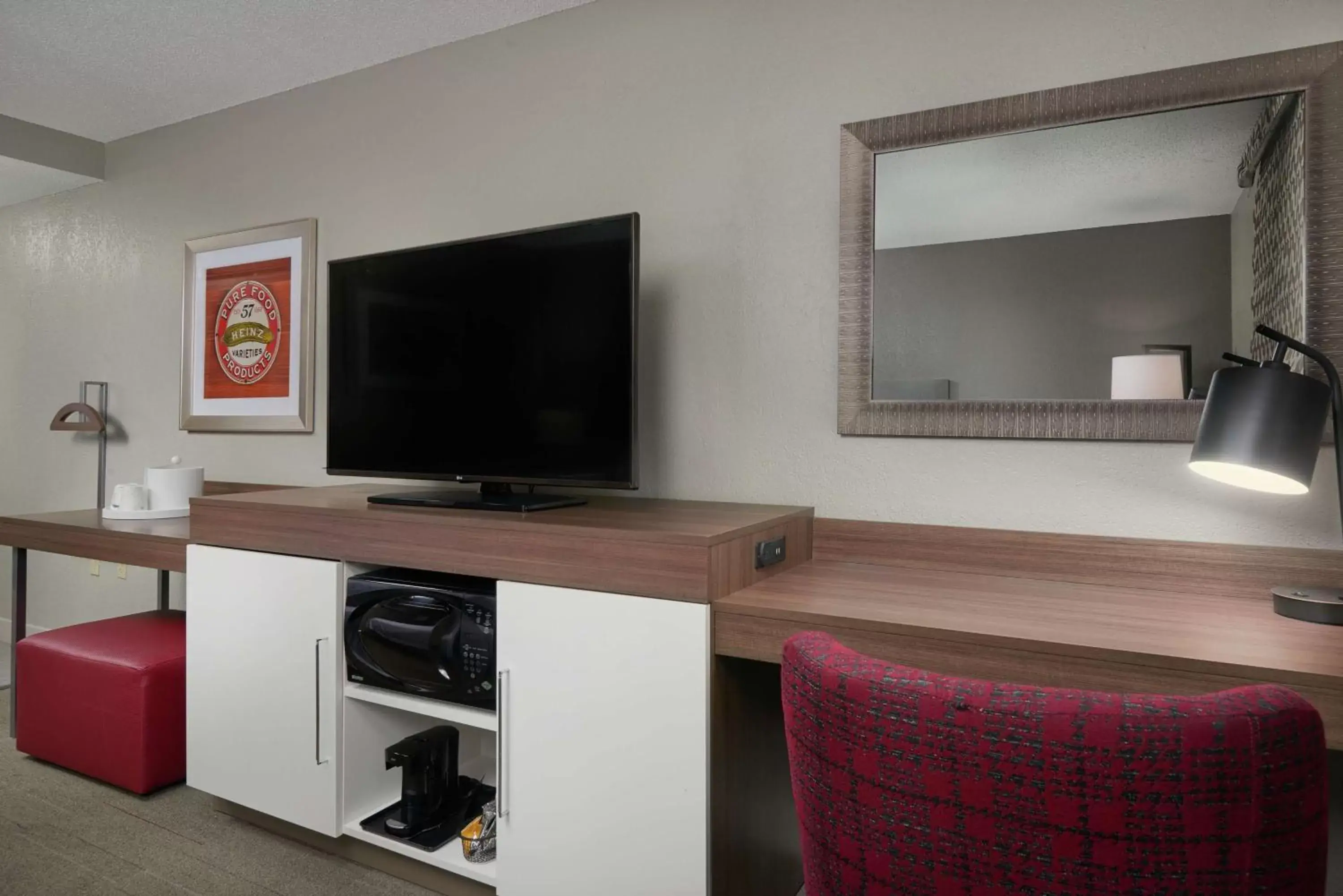 Bedroom, TV/Entertainment Center in Hampton Inn & Suites Oxford-Anniston