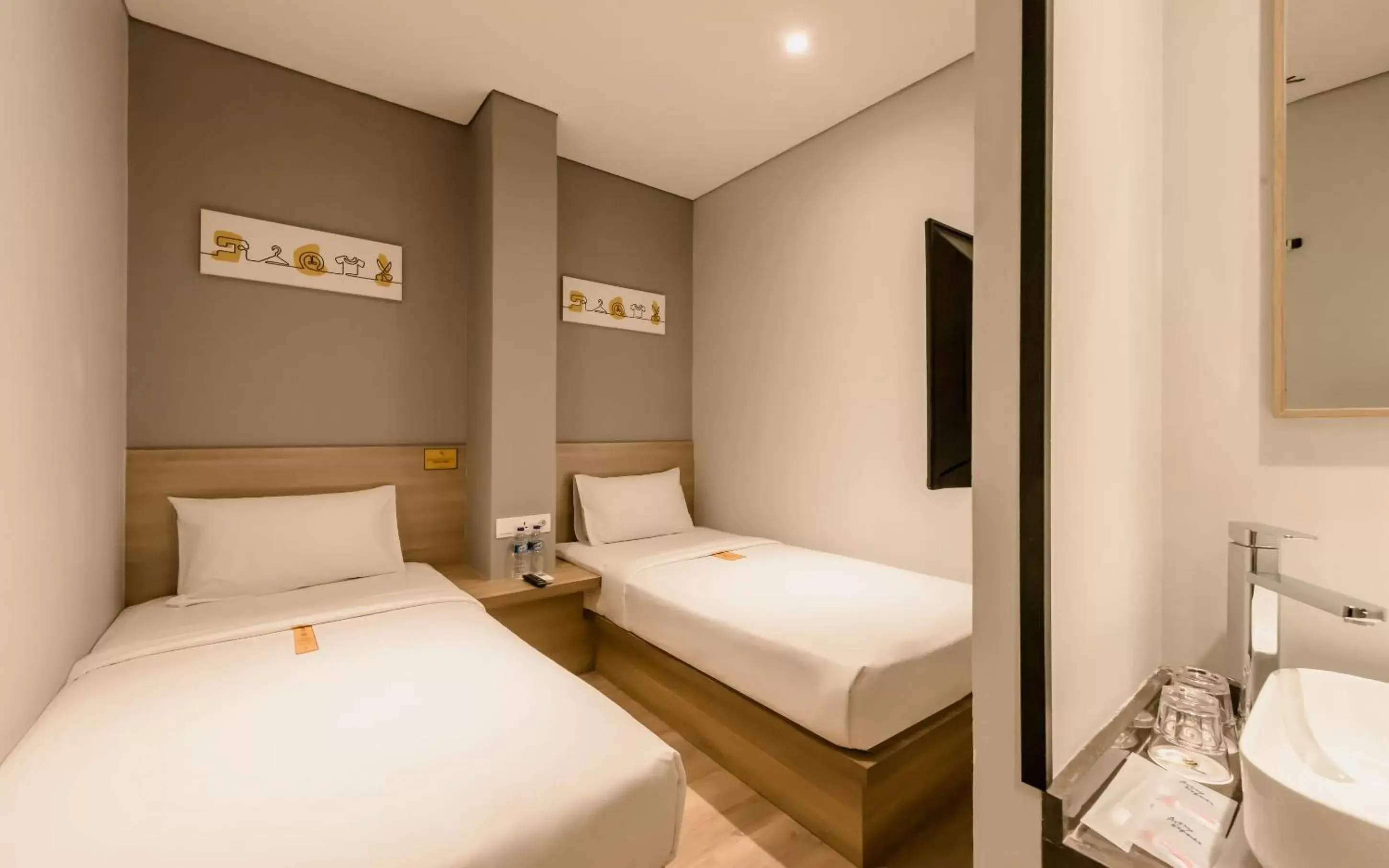 Standard Twin Room in Yellow Bee Tanah Abang Standard Twin Room in Yellow Bee Tanah Abang