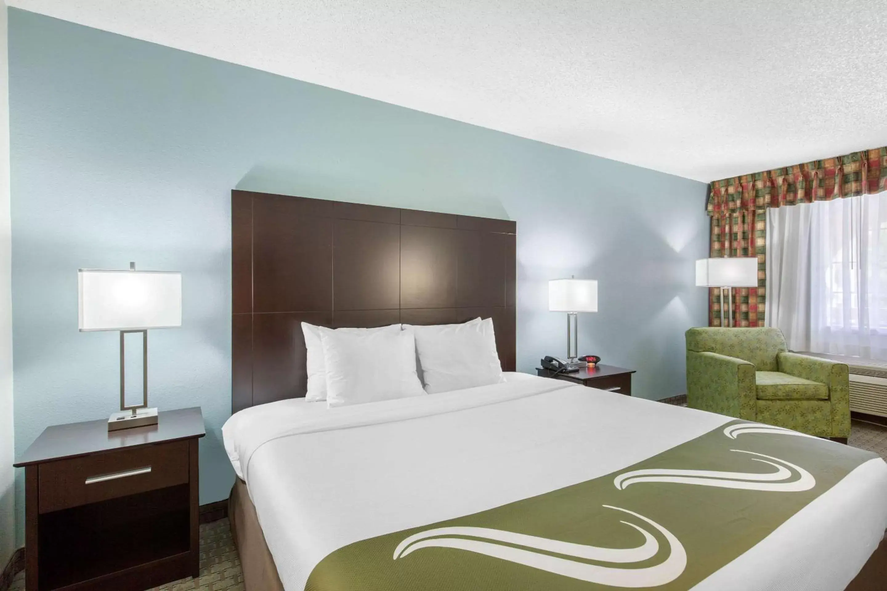 Photo of the whole room, Bed in Quality Inn Clute Freeport
