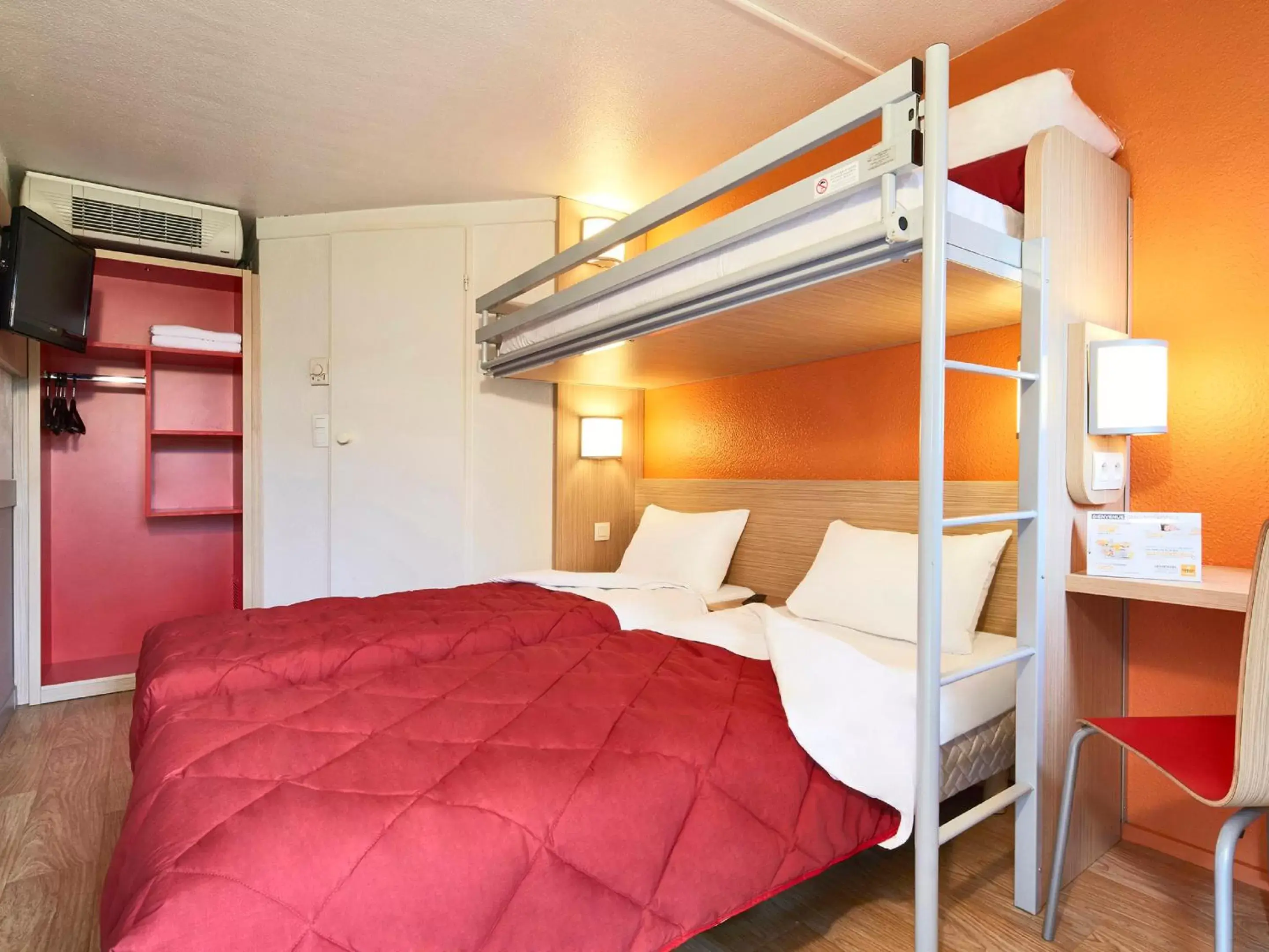 Bedroom, Bunk Bed in Premiere Classe Marne la Vallée - Torcy