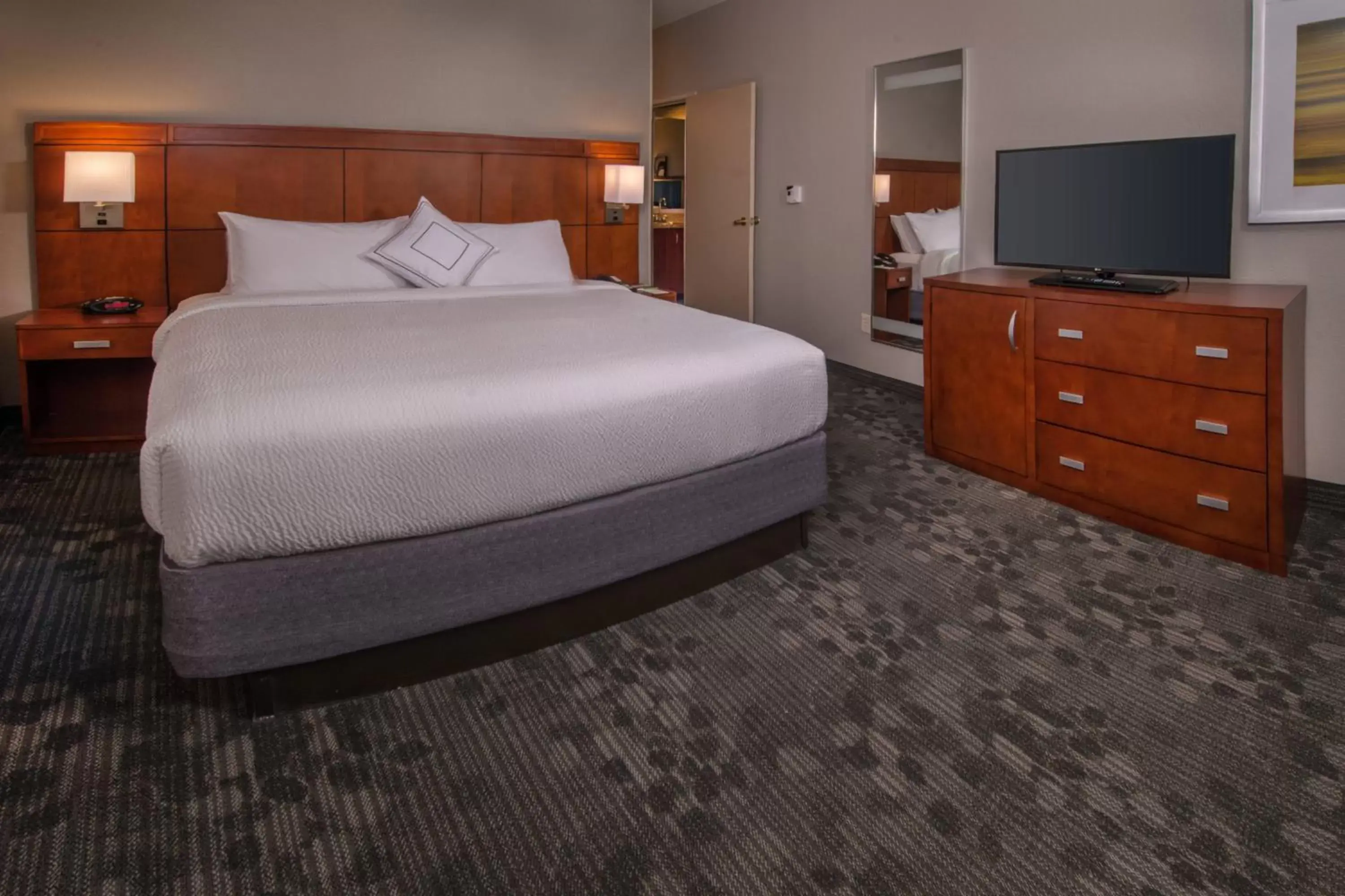 Photo of the whole room, Bed in Courtyard by Marriott Dulles Town Center