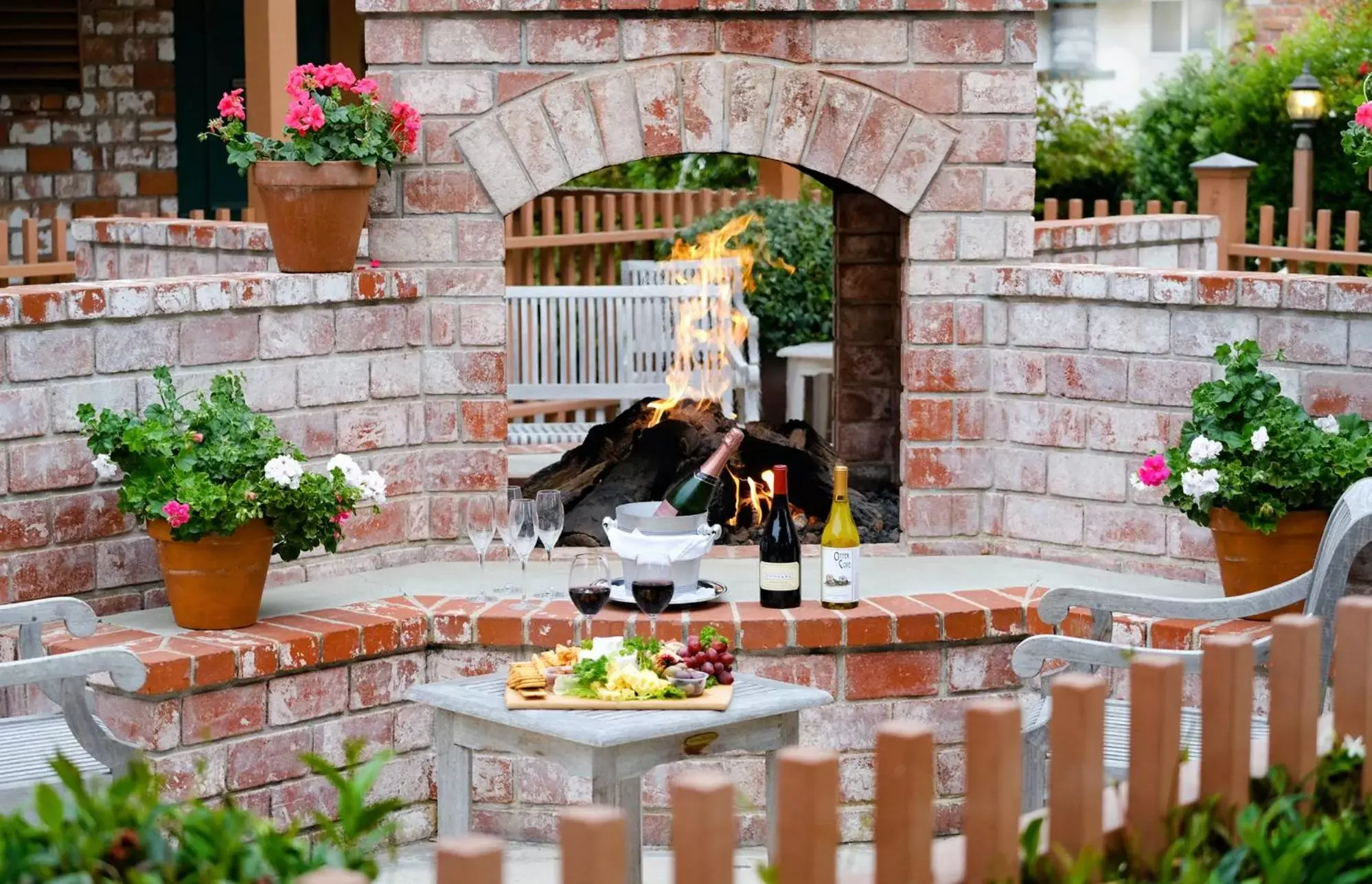 Patio, BBQ Facilities in Candle Light Inn