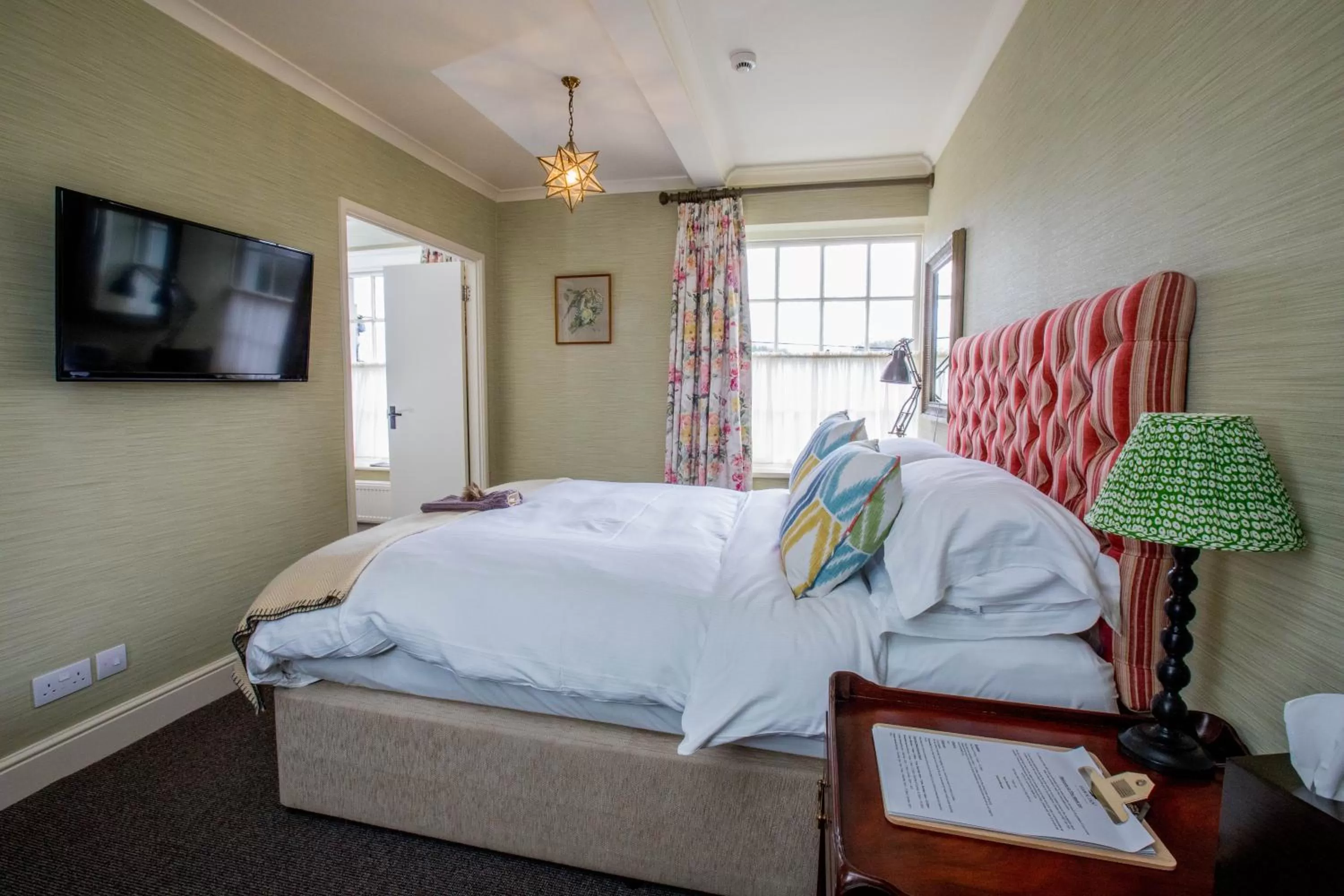 Photo of the whole room, Bed in The Hawk Inn