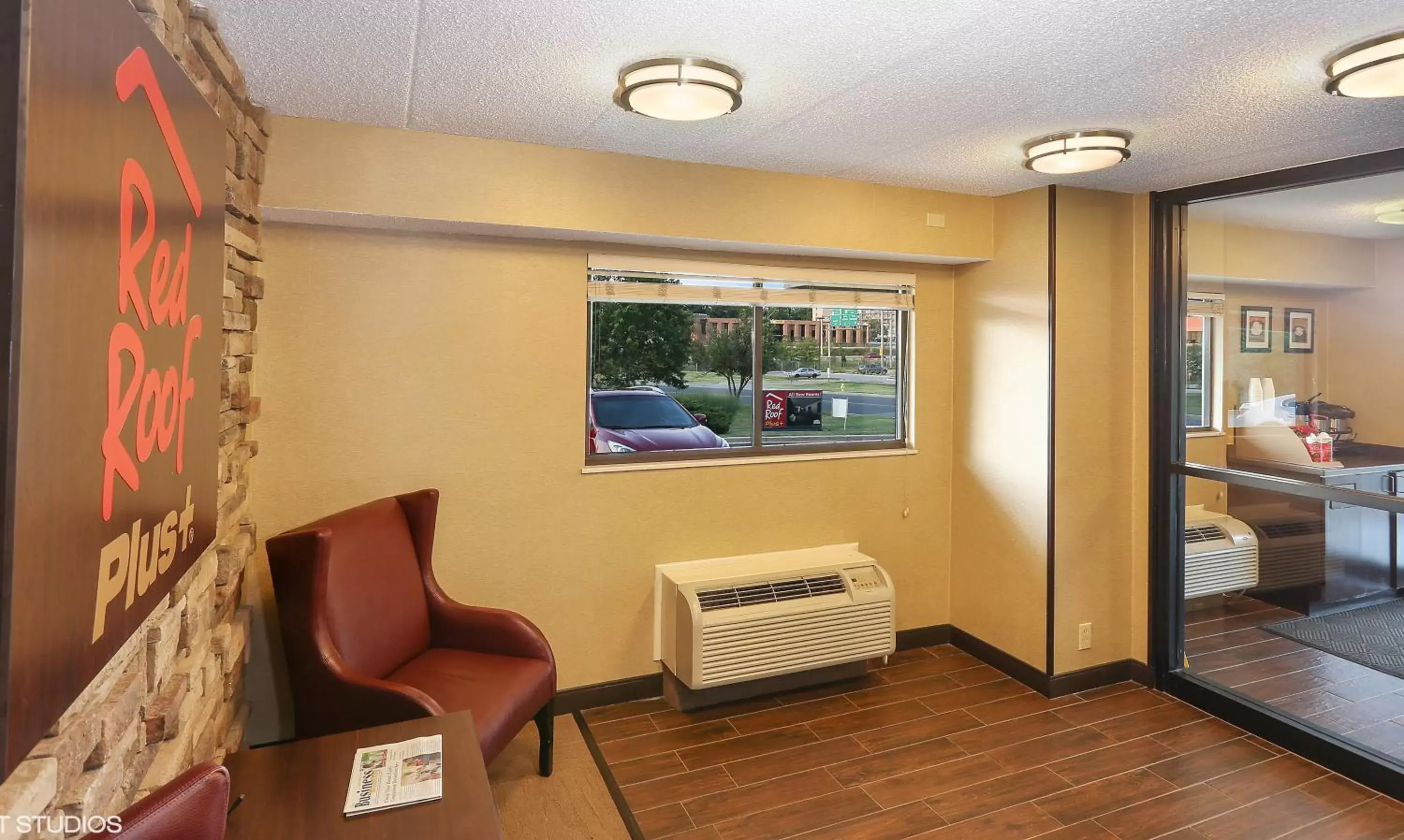 Lobby or reception, Seating Area in Red Roof Inn PLUS+ Baltimore - Washington DC/BWI South