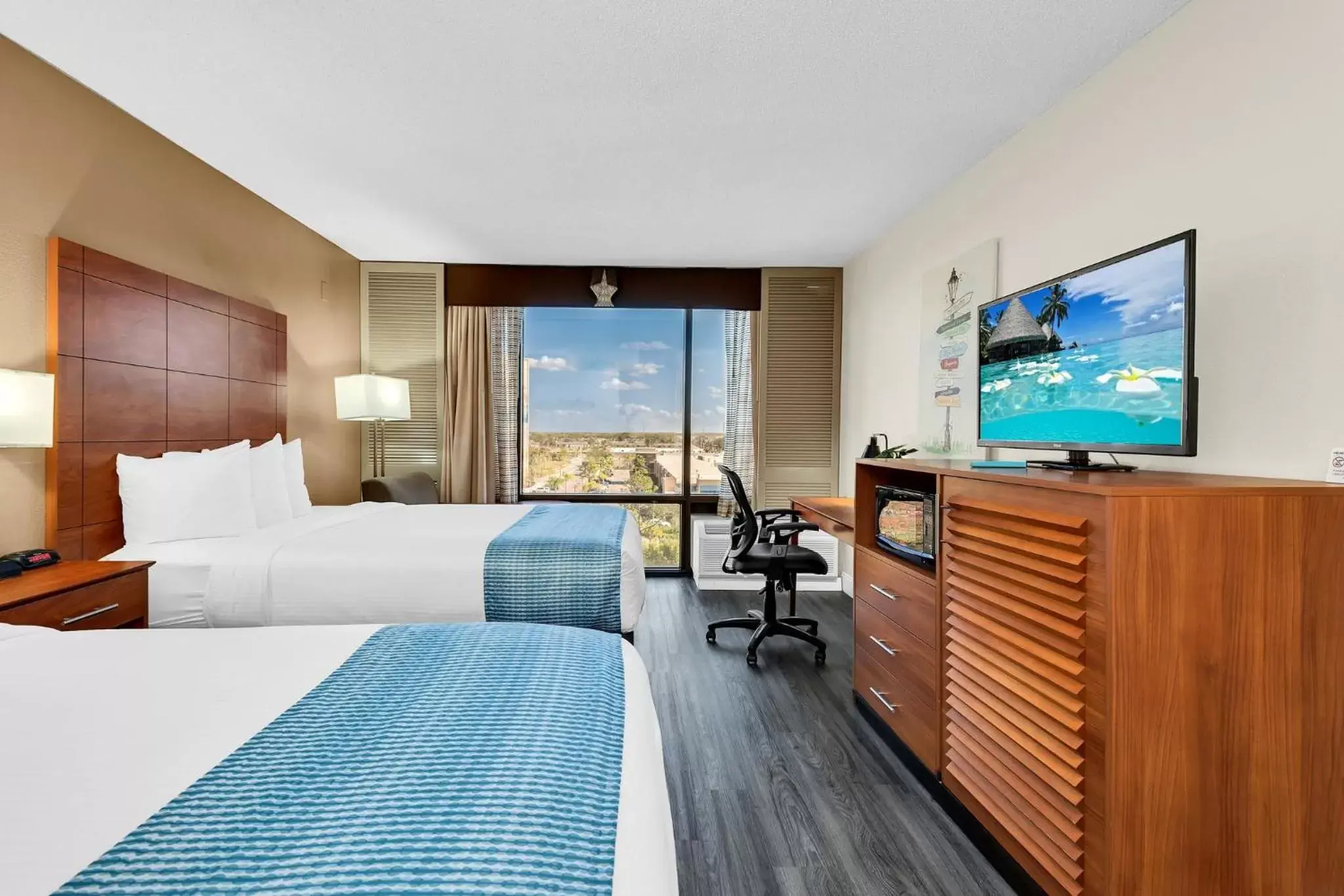 Bed, TV/Entertainment Center in Best Western Orlando Gateway Hotel