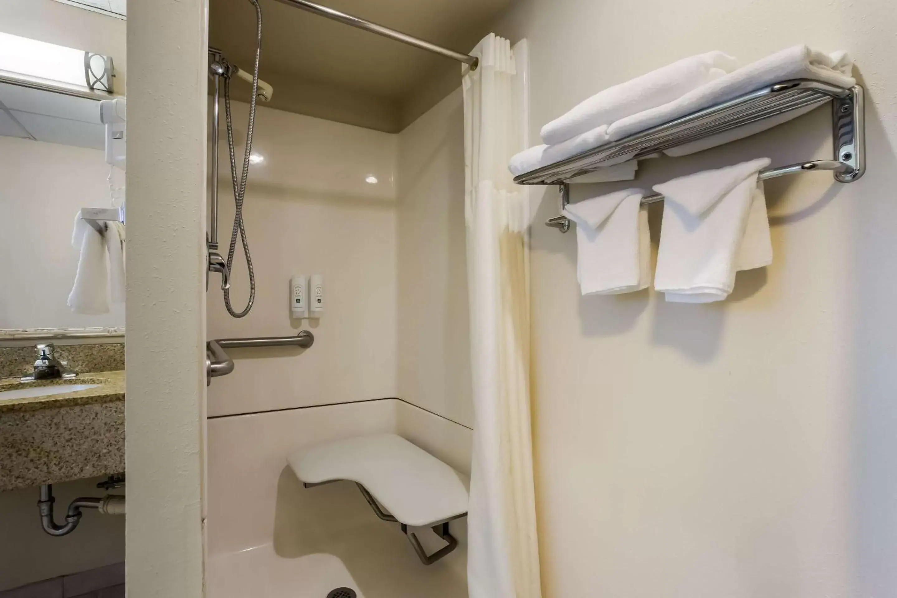 Bedroom, Bathroom in Quality Inn & Suites Millville – Vineland