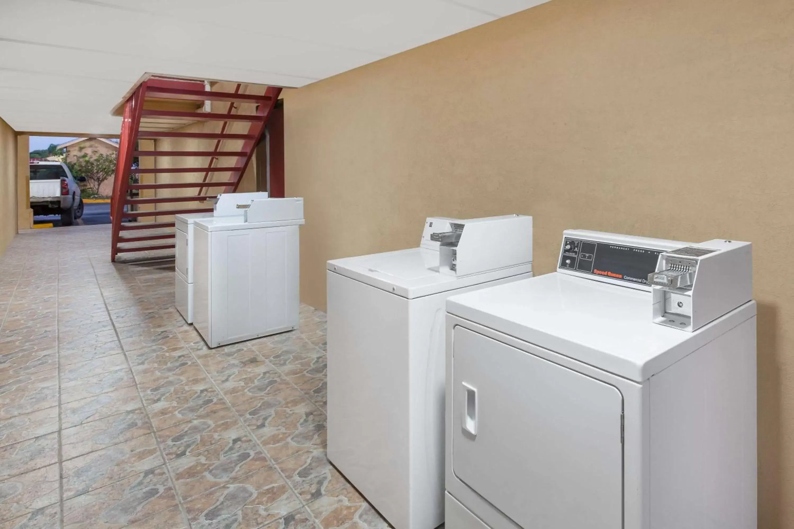 washing machine, Kitchen/Kitchenette in Super 8 by Wyndham Kingsville