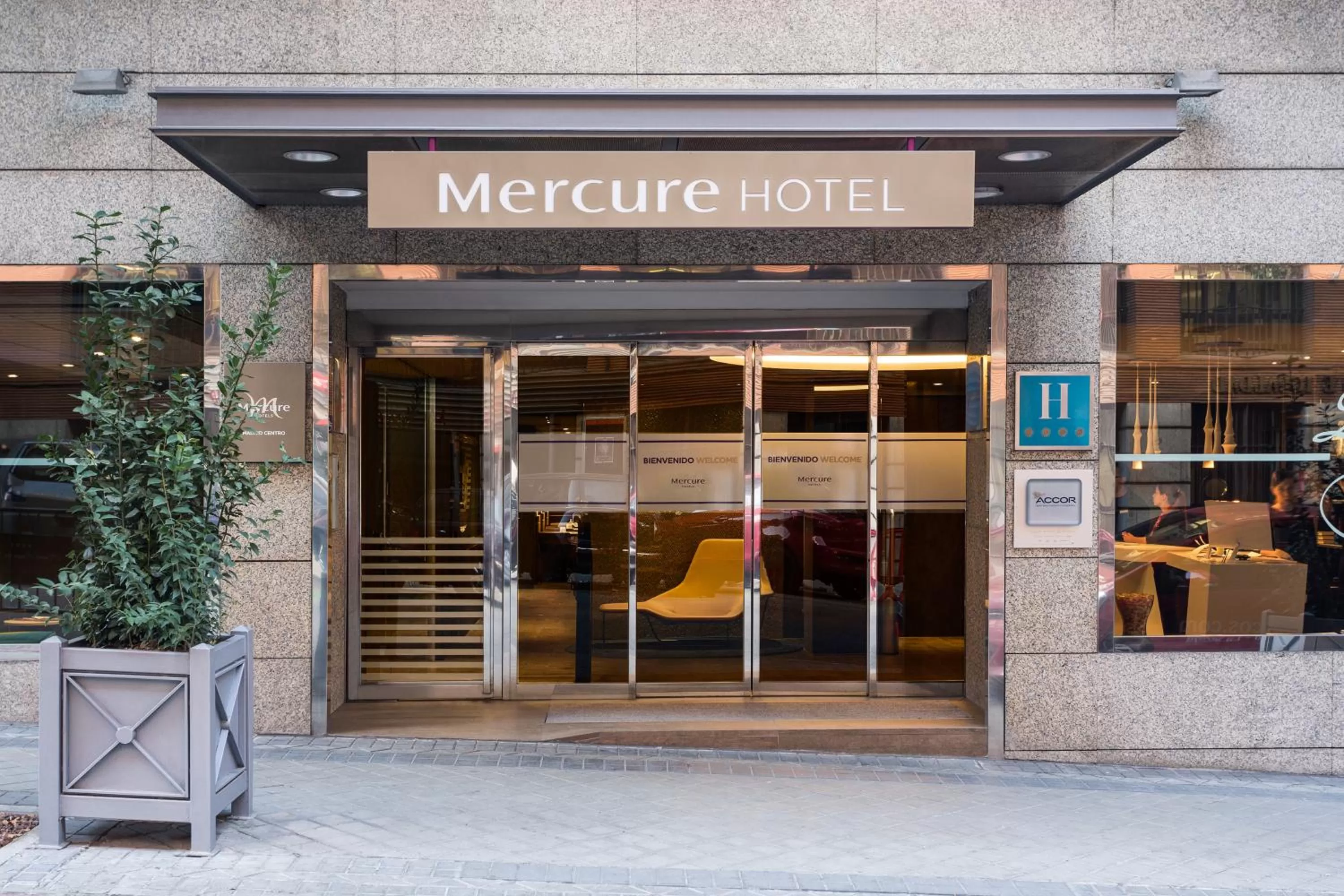 Facade/entrance in Mercure Madrid Centro