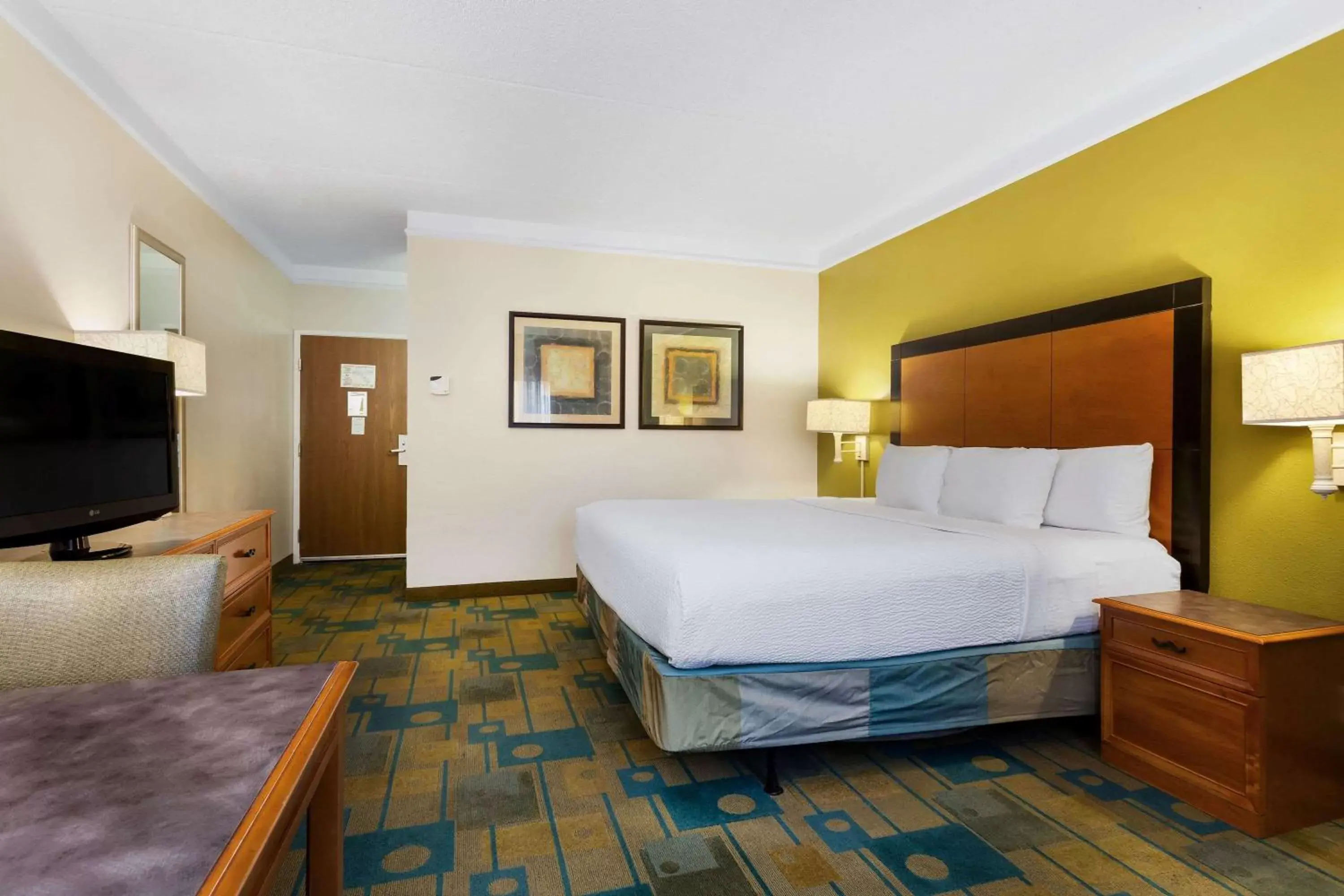 Photo of the whole room, Bed in La Quinta by Wyndham St. Pete-Clearwater Airport