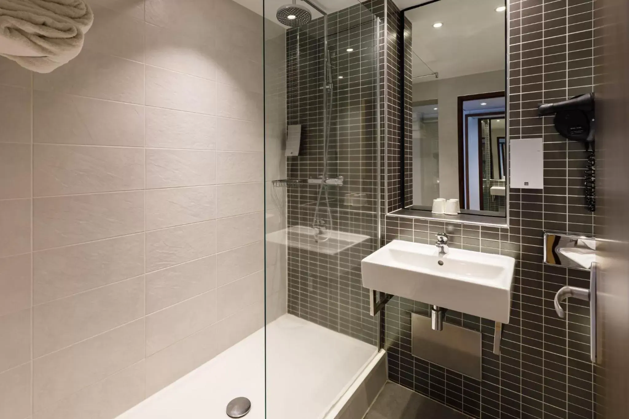 Photo of the whole room, Bathroom in Holiday Inn Clermont Ferrand Centre, an IHG Hotel