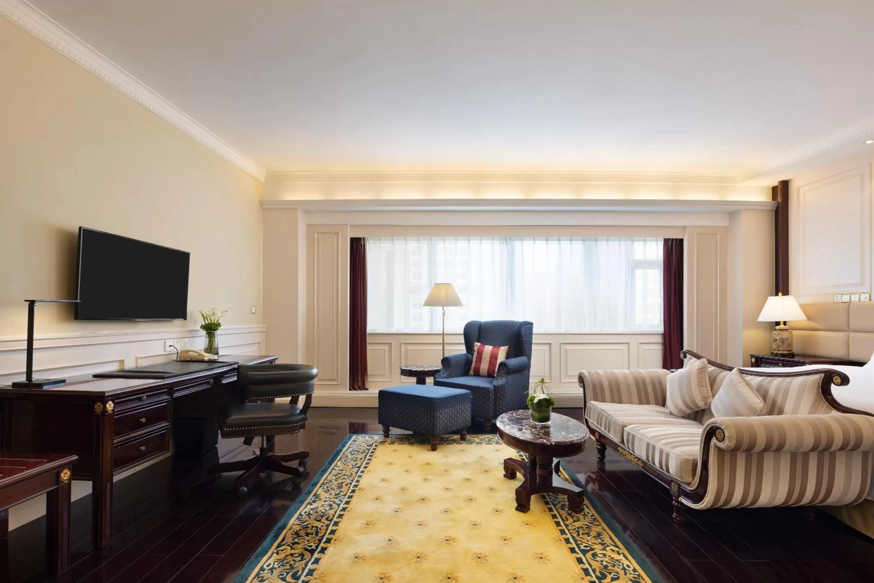 Bedroom, Seating Area in Crowne Plaza Hotel & Suites Landmark Shenzhen, an IHG Hotel - Nearby Luohu Border, Indoor heated swimming pool, Receive RMB100 SPA coupon upon check-in