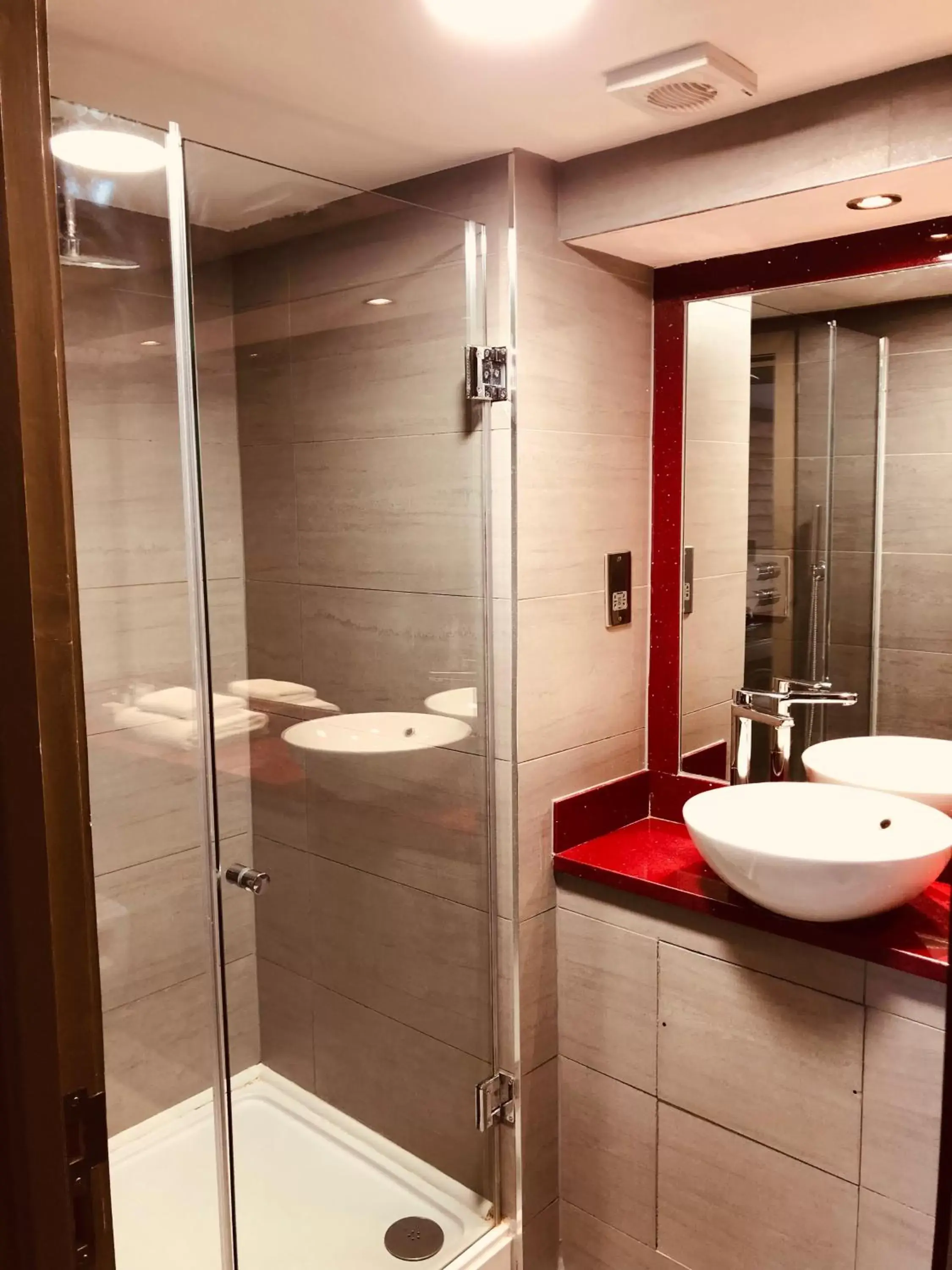 Shower, Bathroom in Maitrise Hotel Maida Vale - London