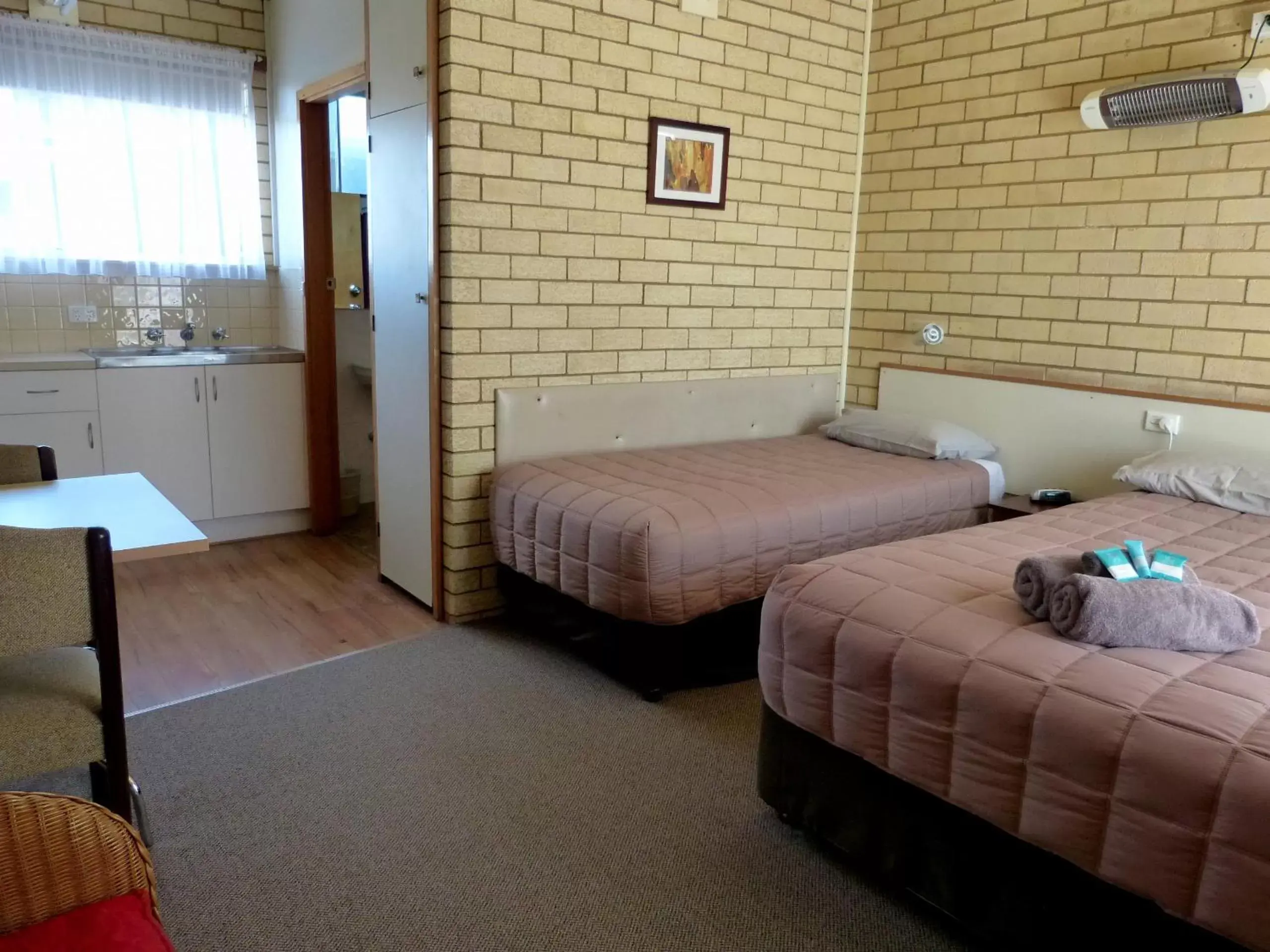 Bedroom, Bed in Coastal Comfort Motel