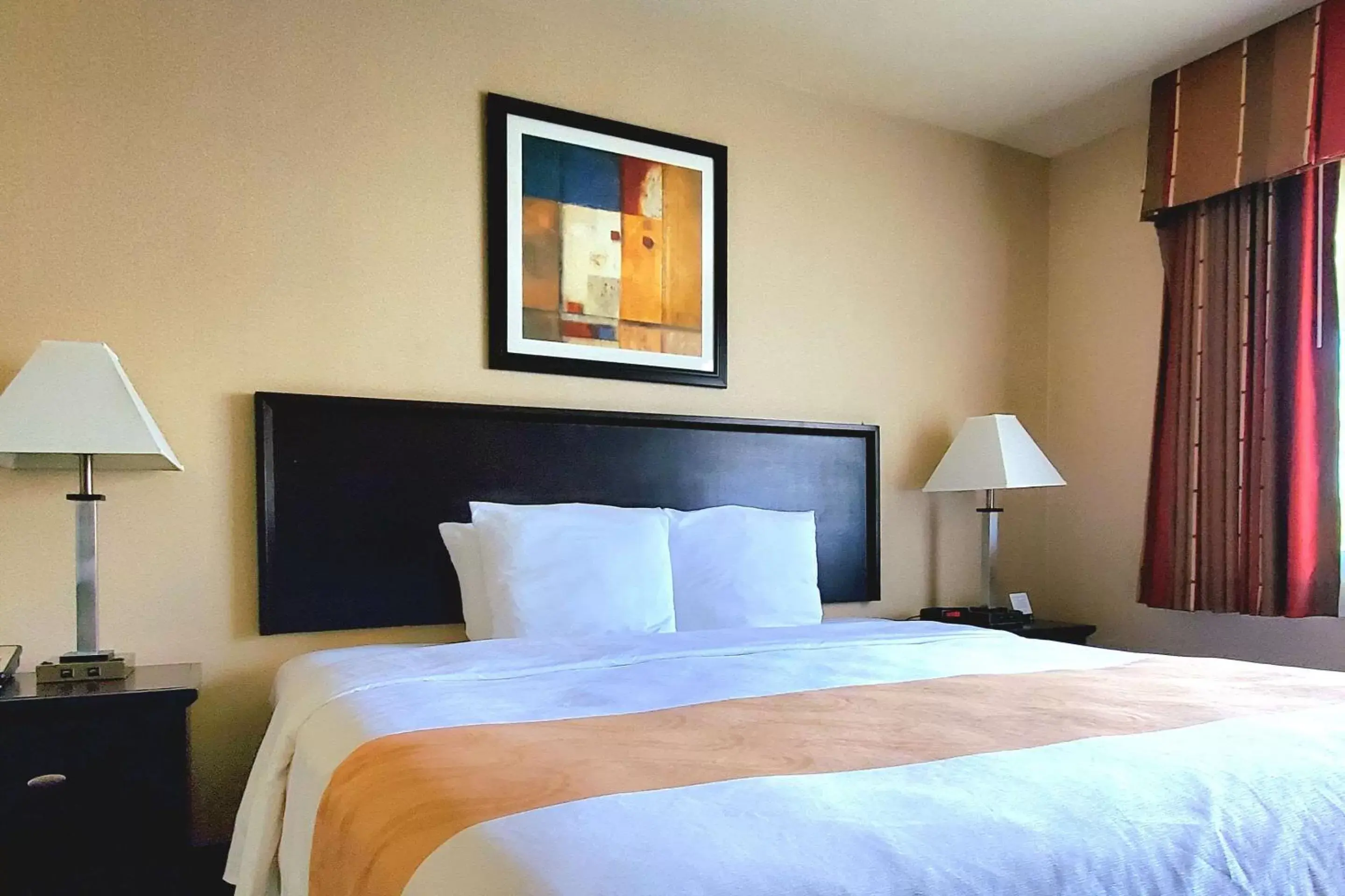 Bedroom, Bed in Quality Inn & Suites Anaheim at the Park