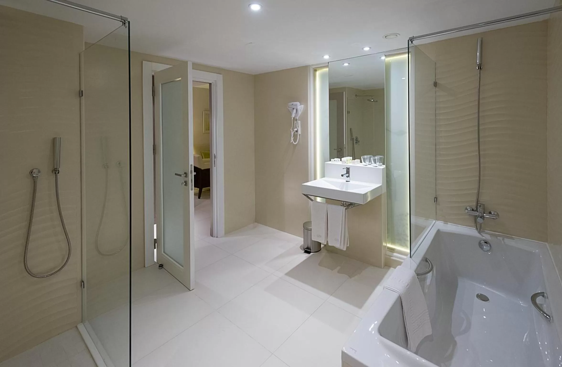 Shower in Golf Royal Hotel