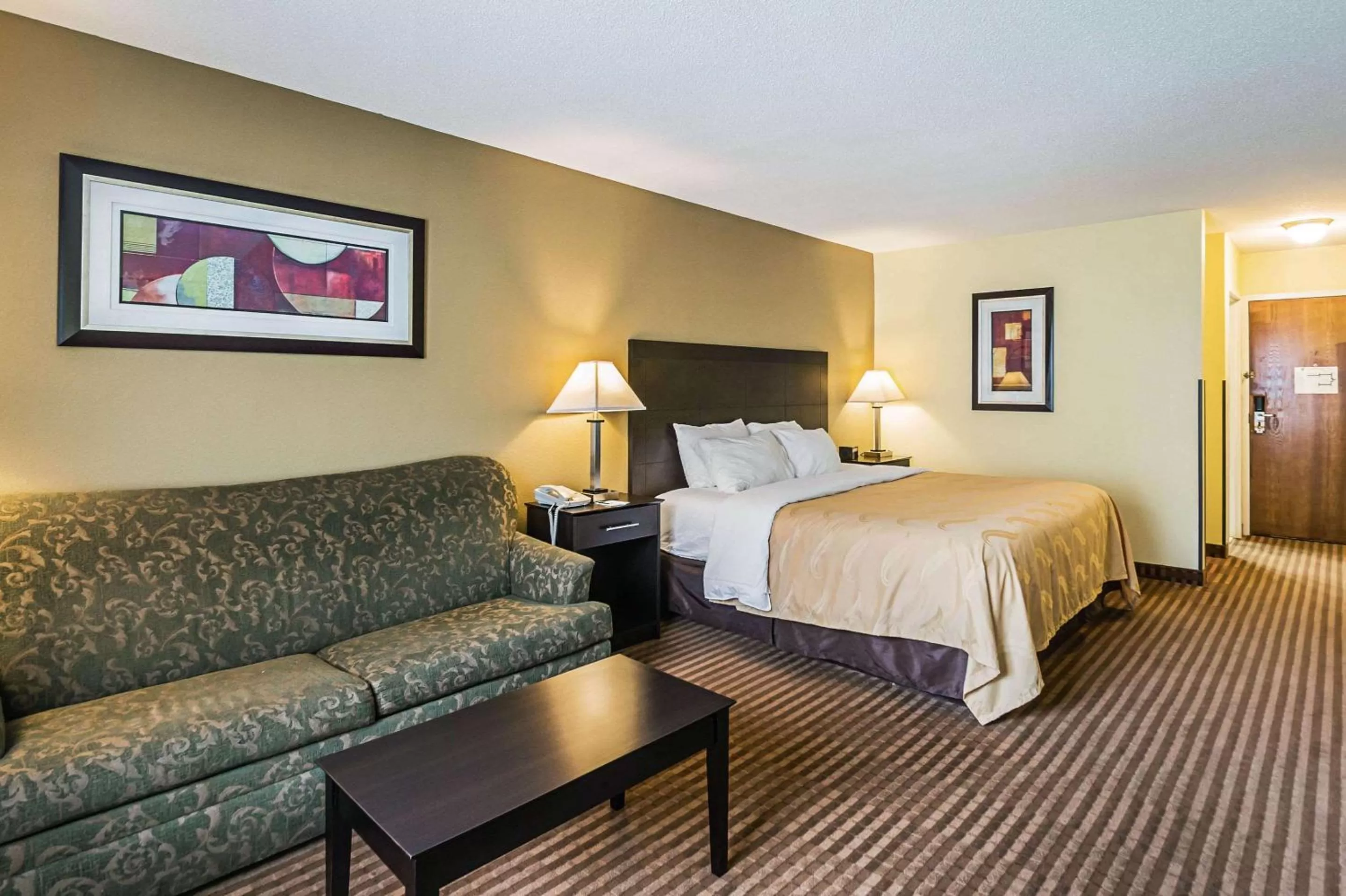 Photo of the whole room, Bed in Quality Inn & Suites Frostburg-Cumberland