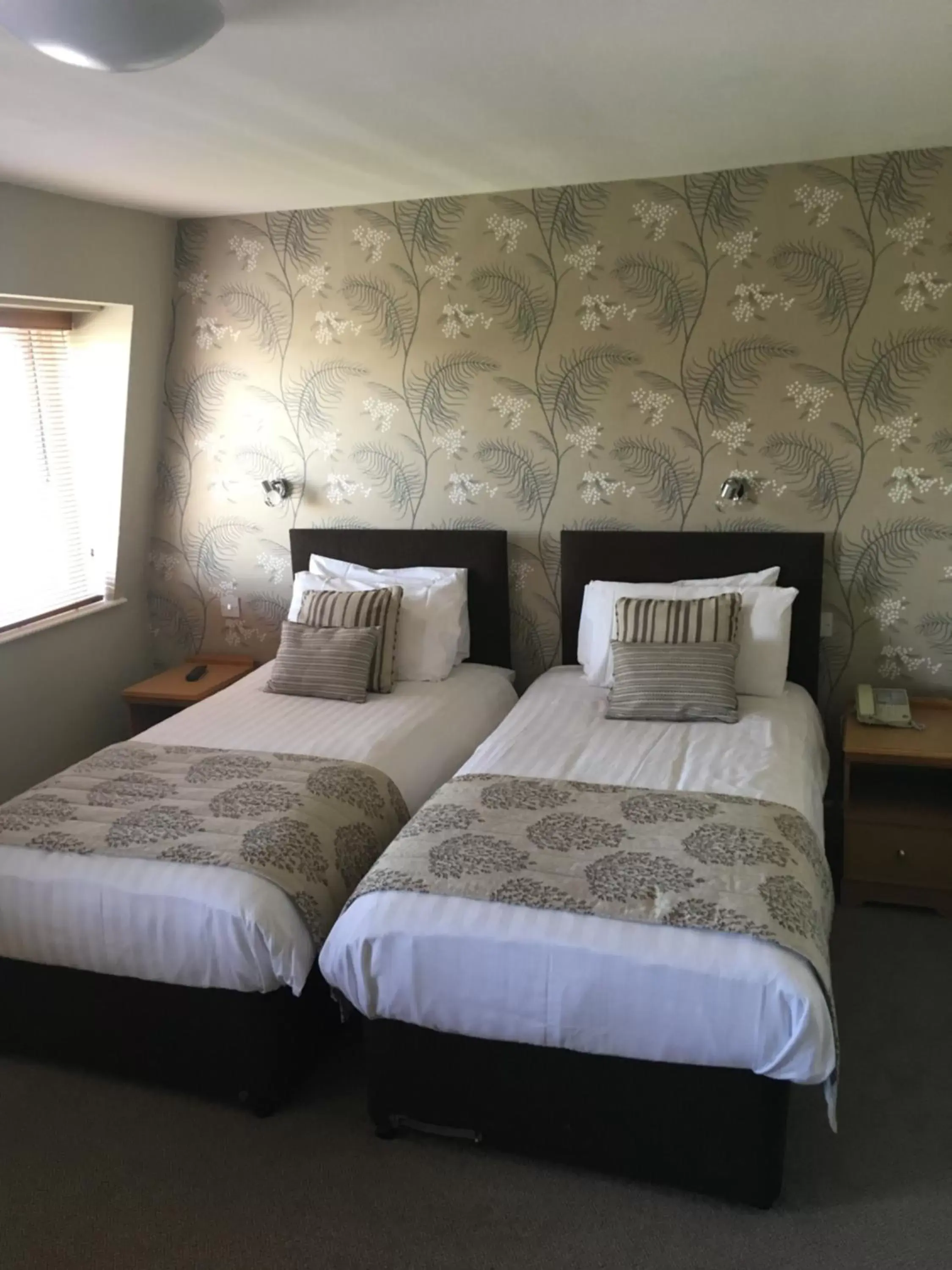 Photo of the whole room, Bed in Red Lion Hotel