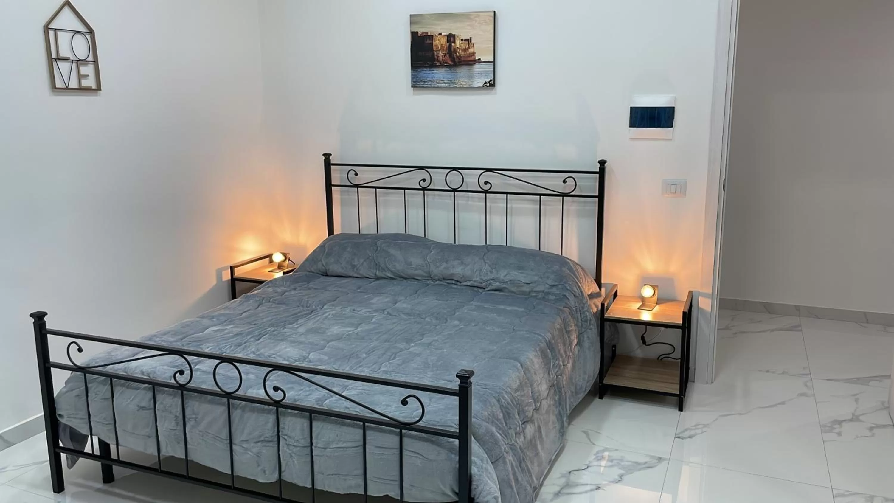 Photo of the whole room, Bed in Lumacors House