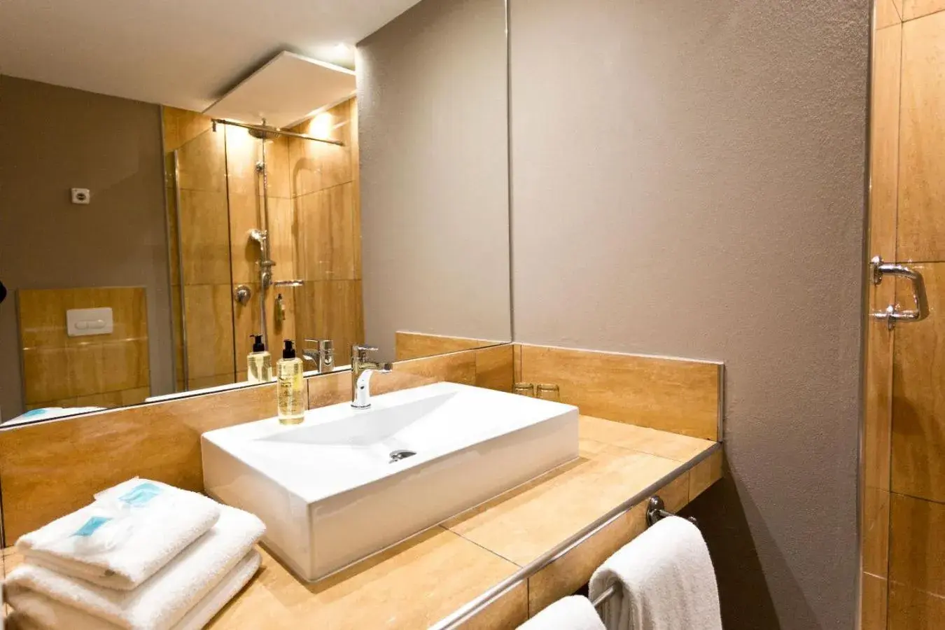 Shower, Bathroom in Hotel Kalura