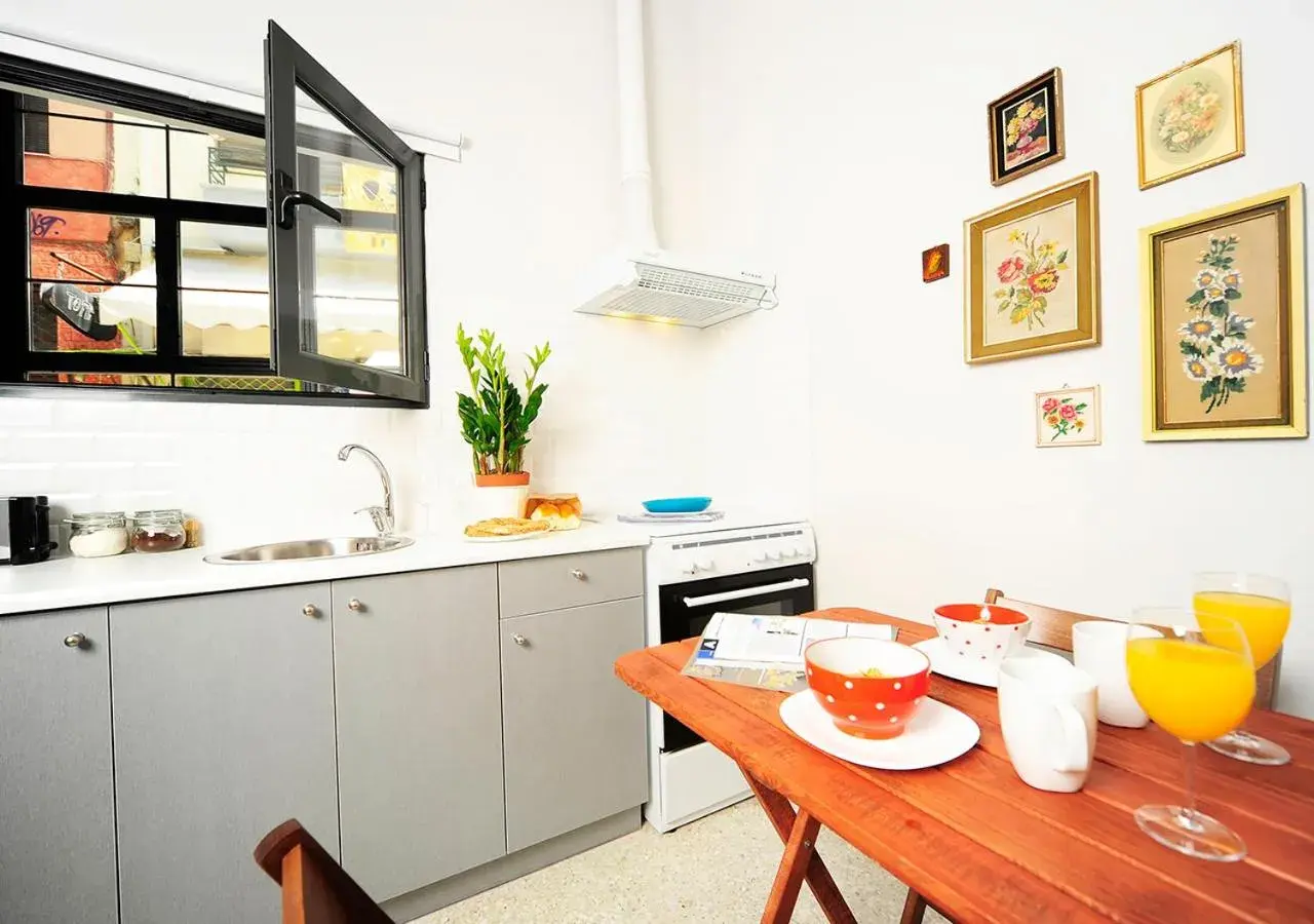 Coffee/tea facilities, Kitchen/Kitchenette in Live in Athens, PSYRRI Central Apartments