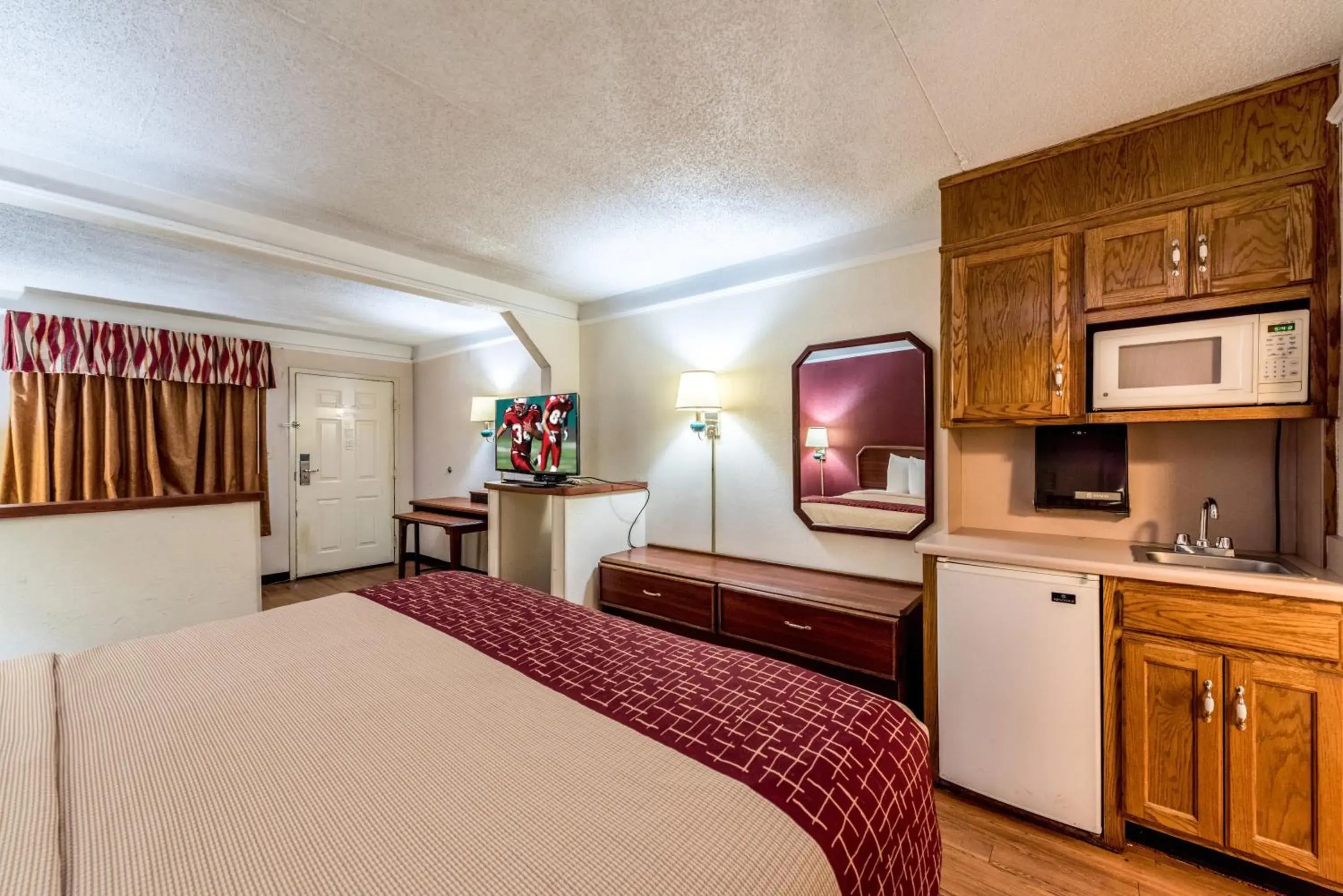 Bedroom, Kitchen/Kitchenette in Red Roof Inn & Suites Clinton