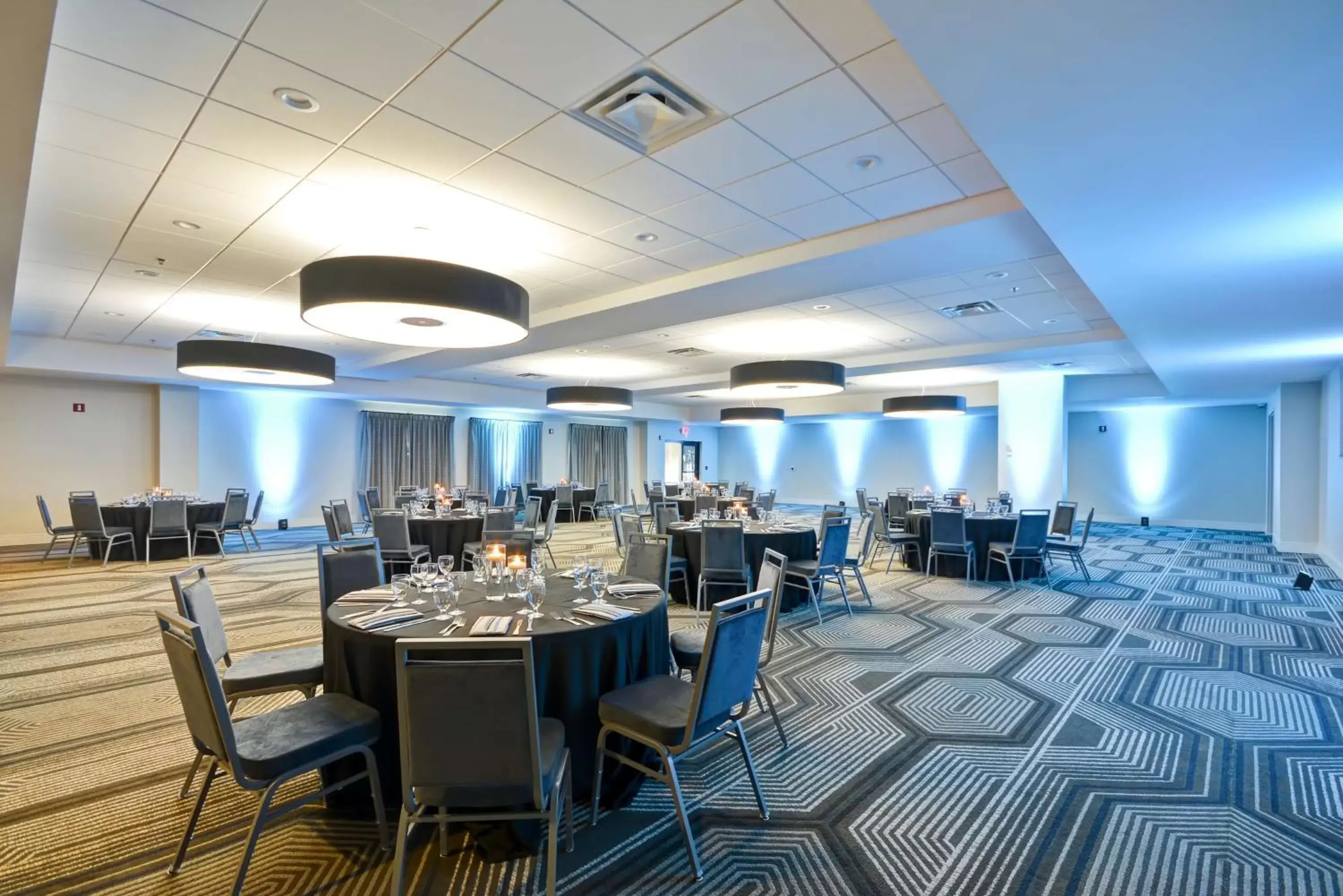 Meeting/conference room, Restaurant/Places to Eat in Embassy Suites Charlotte