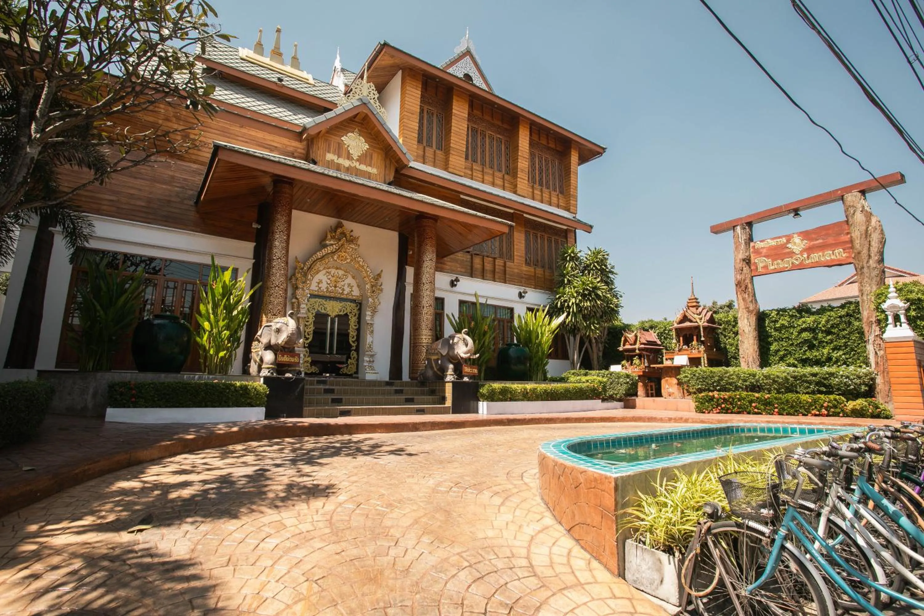 Property building in Pingviman Hotel