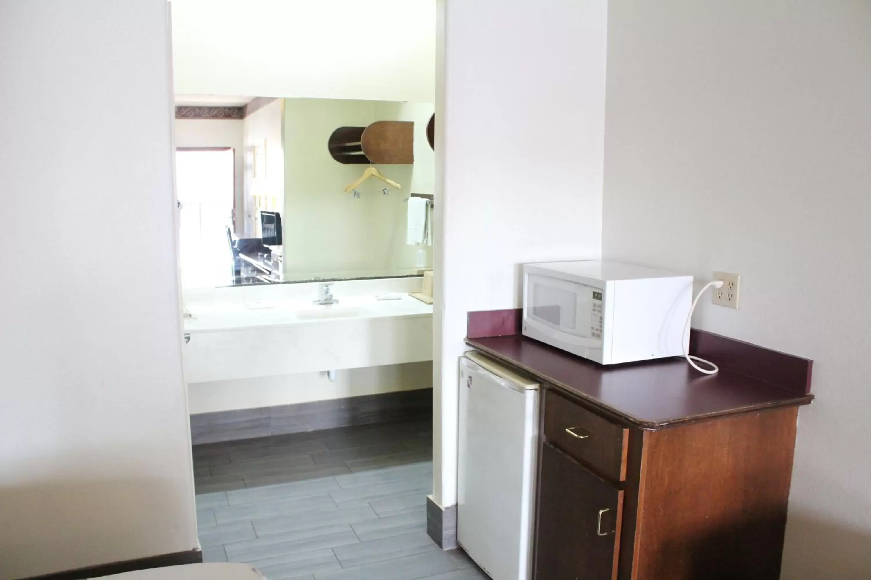 Bathroom, Kitchen/Kitchenette in Texas Inn Downtown McAllen