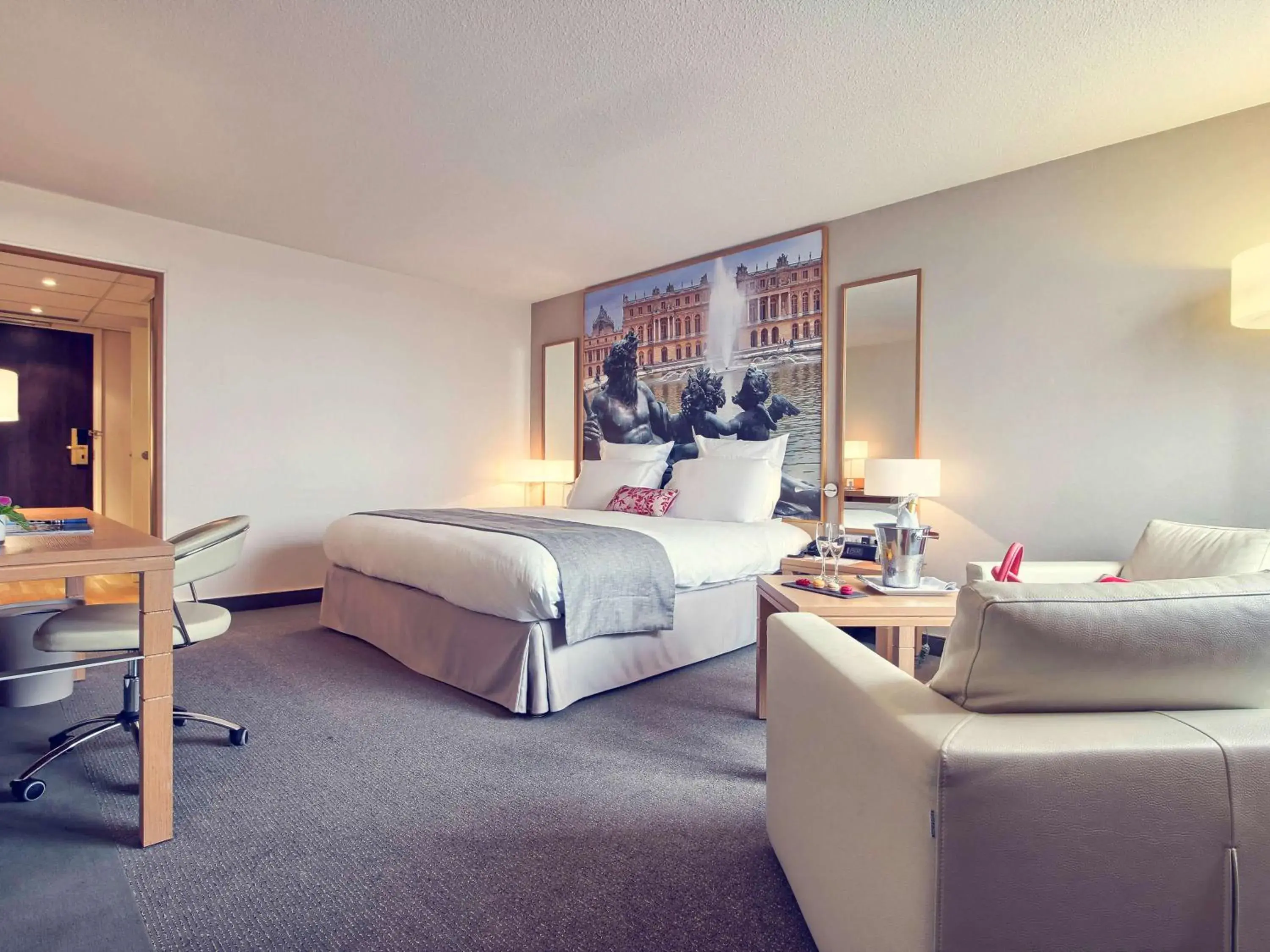 Photo of the whole room in Mercure Paris Velizy