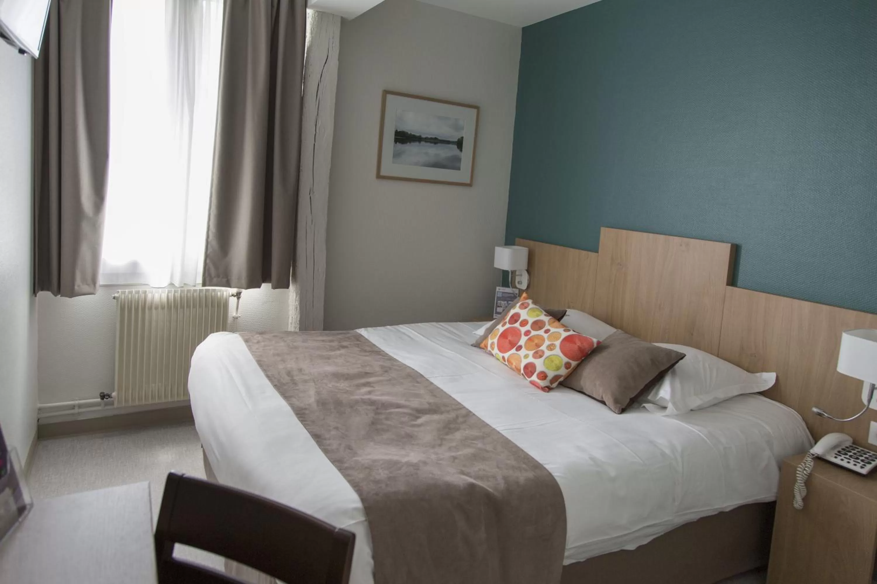 Bedroom, Bed in Logis Hôtel Chaptal, Amboise