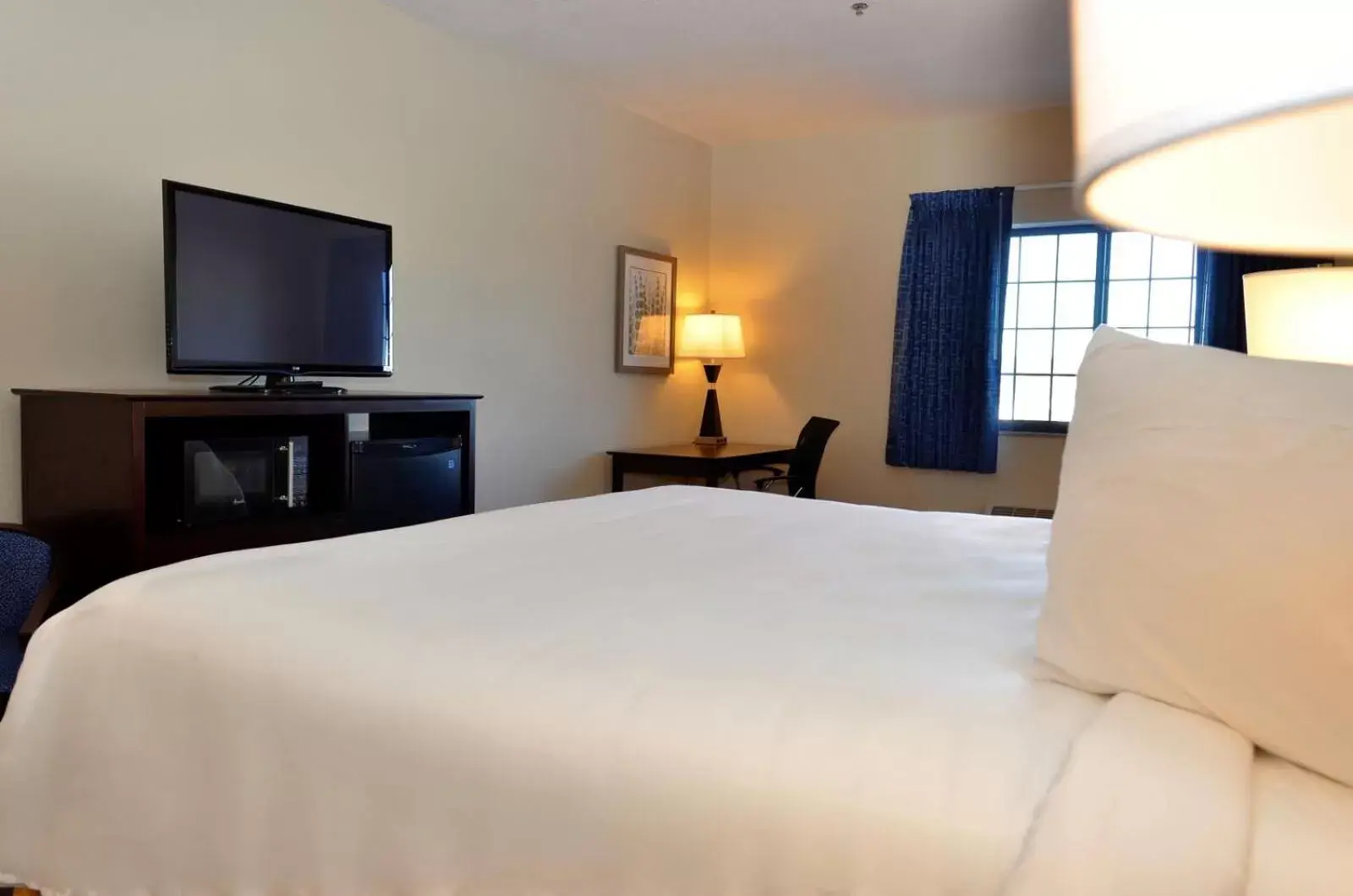 Bed in Cobblestone Inn & Suites - Holstein