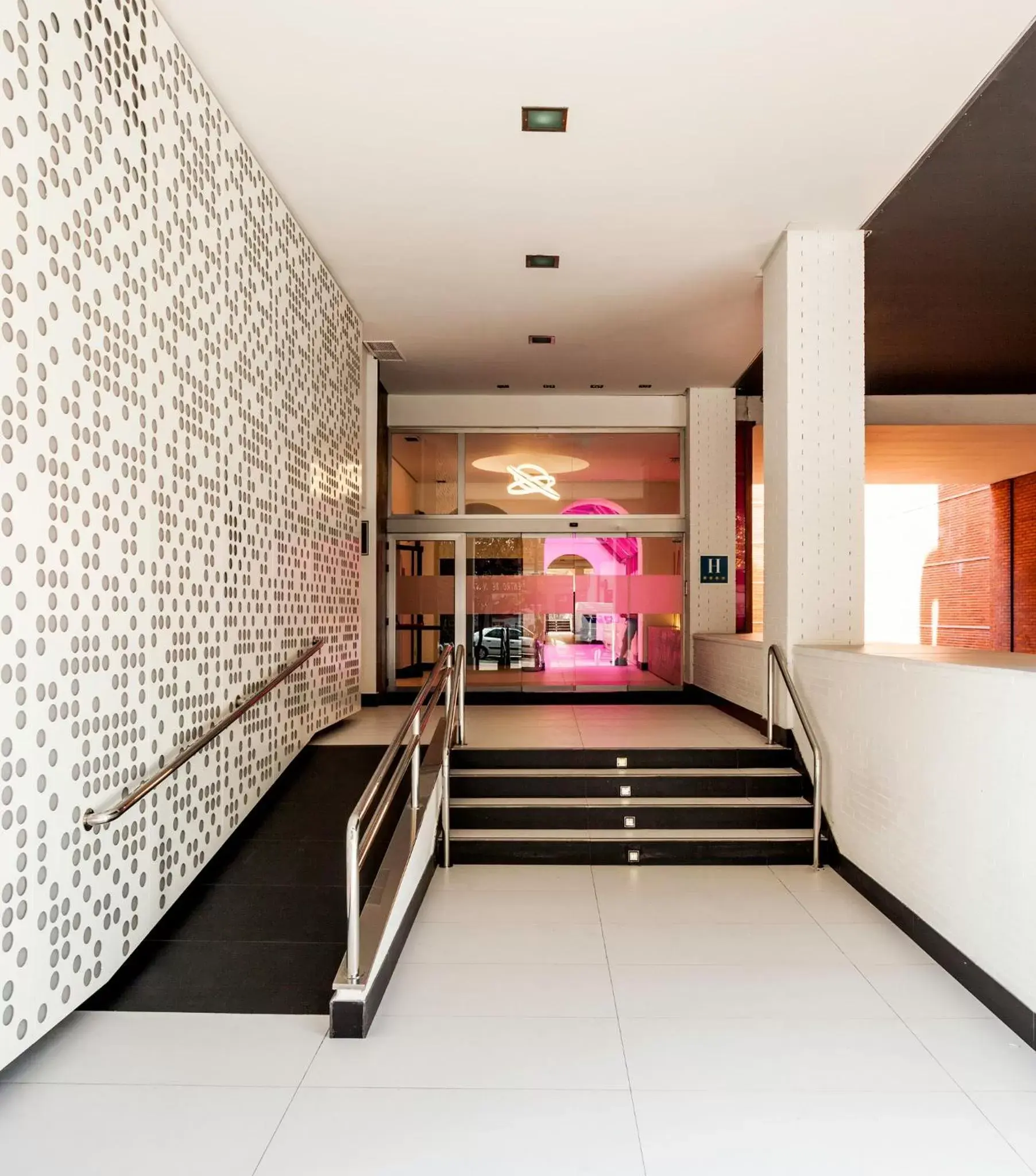 Facade/entrance in Ilunion Suites Madrid