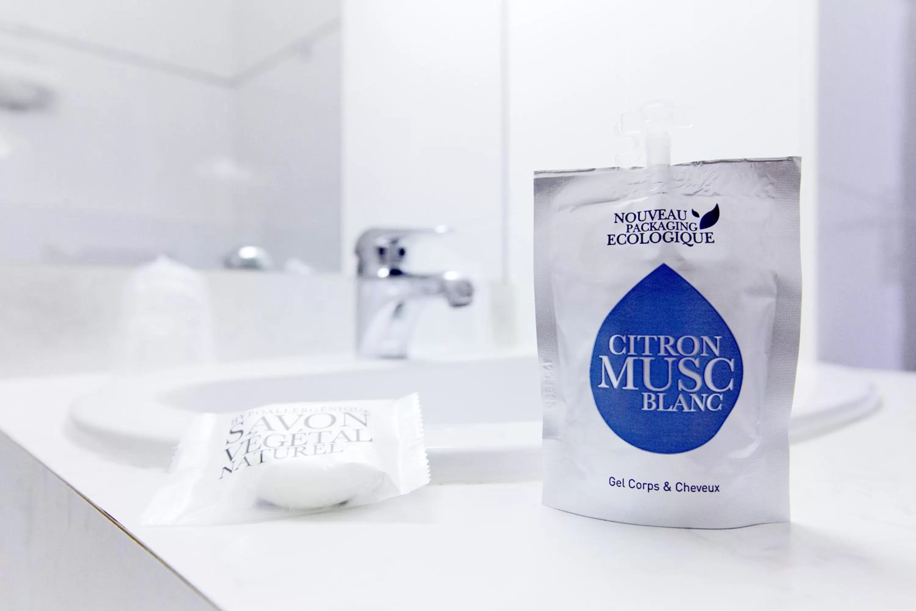 Bathroom in Hôtel Restaurant Kyriad Mulhouse Nord Illzach