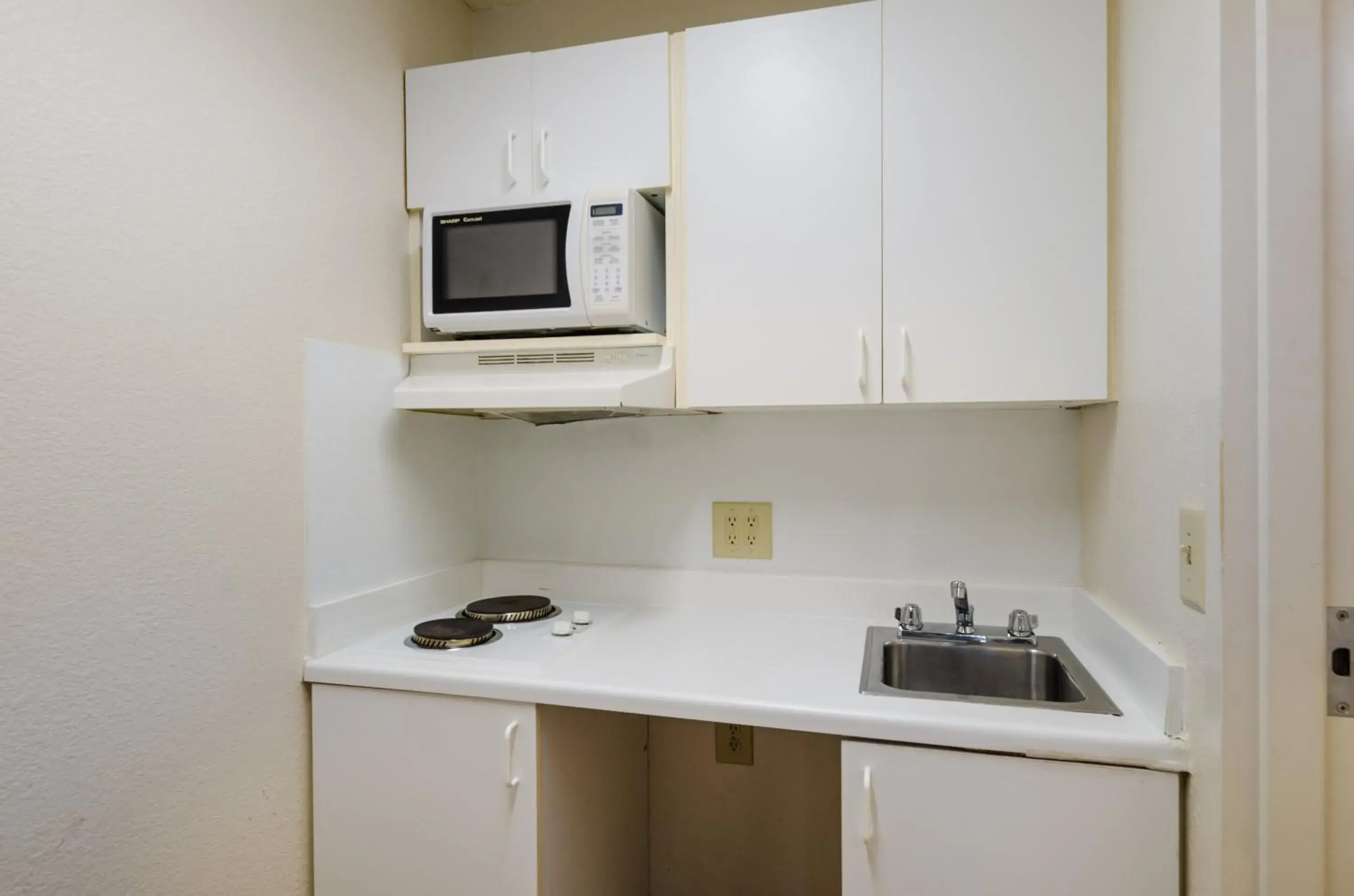 Photo of the whole room, Kitchen/Kitchenette in Hometowne Studios by Red Roof Winston-Salem - University Pkwy